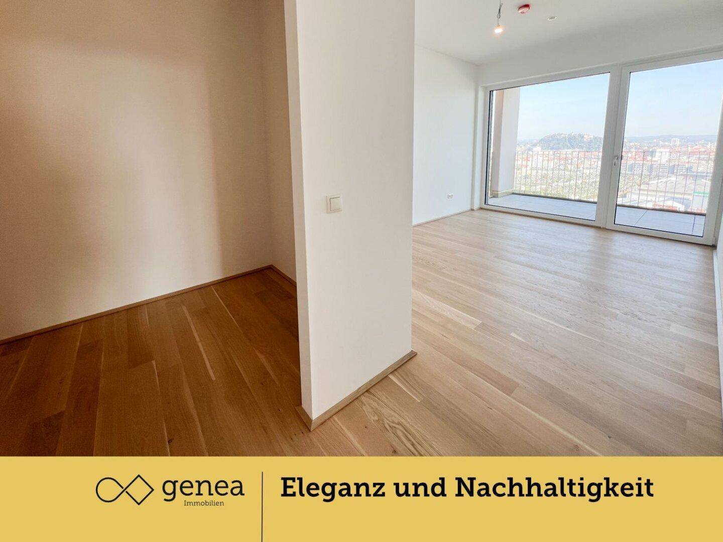 Heller Wohnbereich mit Holzboden und großen Fenstern, die einen weiten Blick ermöglichen.
