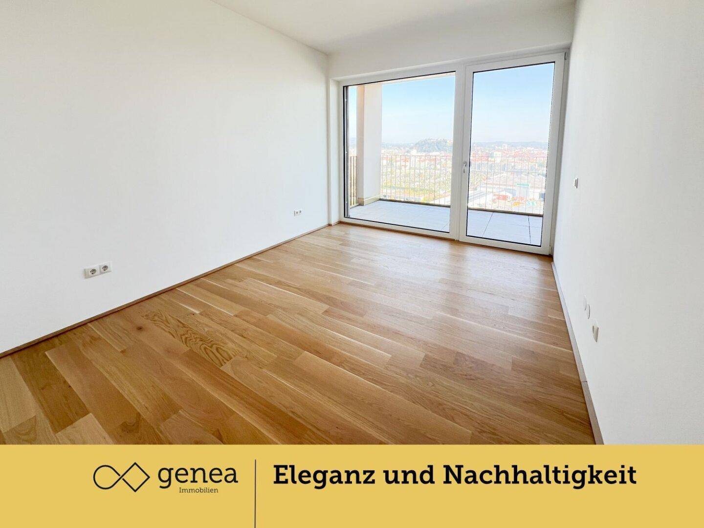 Geräumiges Schlafzimmer mit Holzboden und Balkonzugang, ideal für viel Tageslicht.