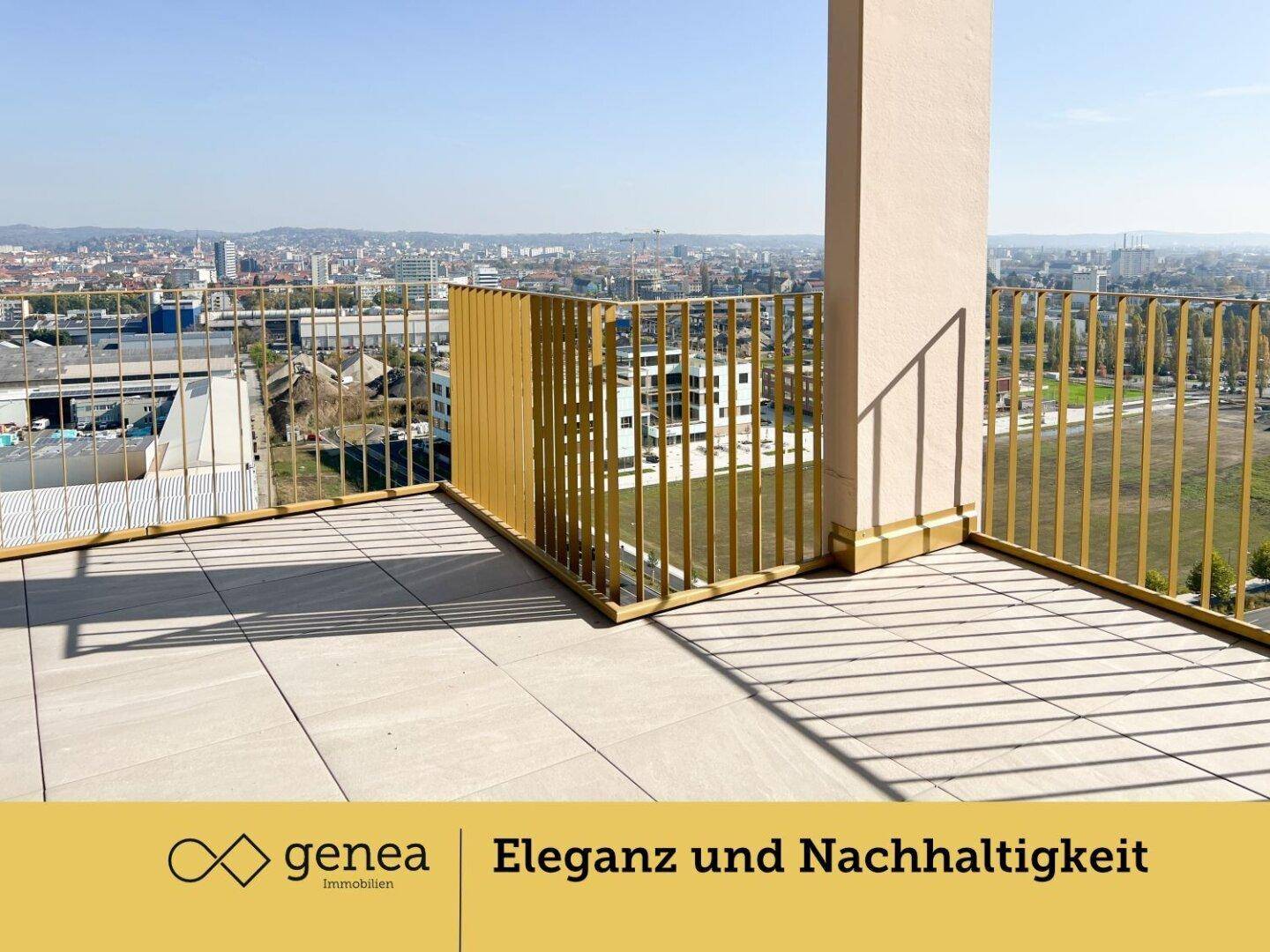 Großzügige Terrasse mit Fliesenboden und Panoramablick über die Stadt und Umgebung.