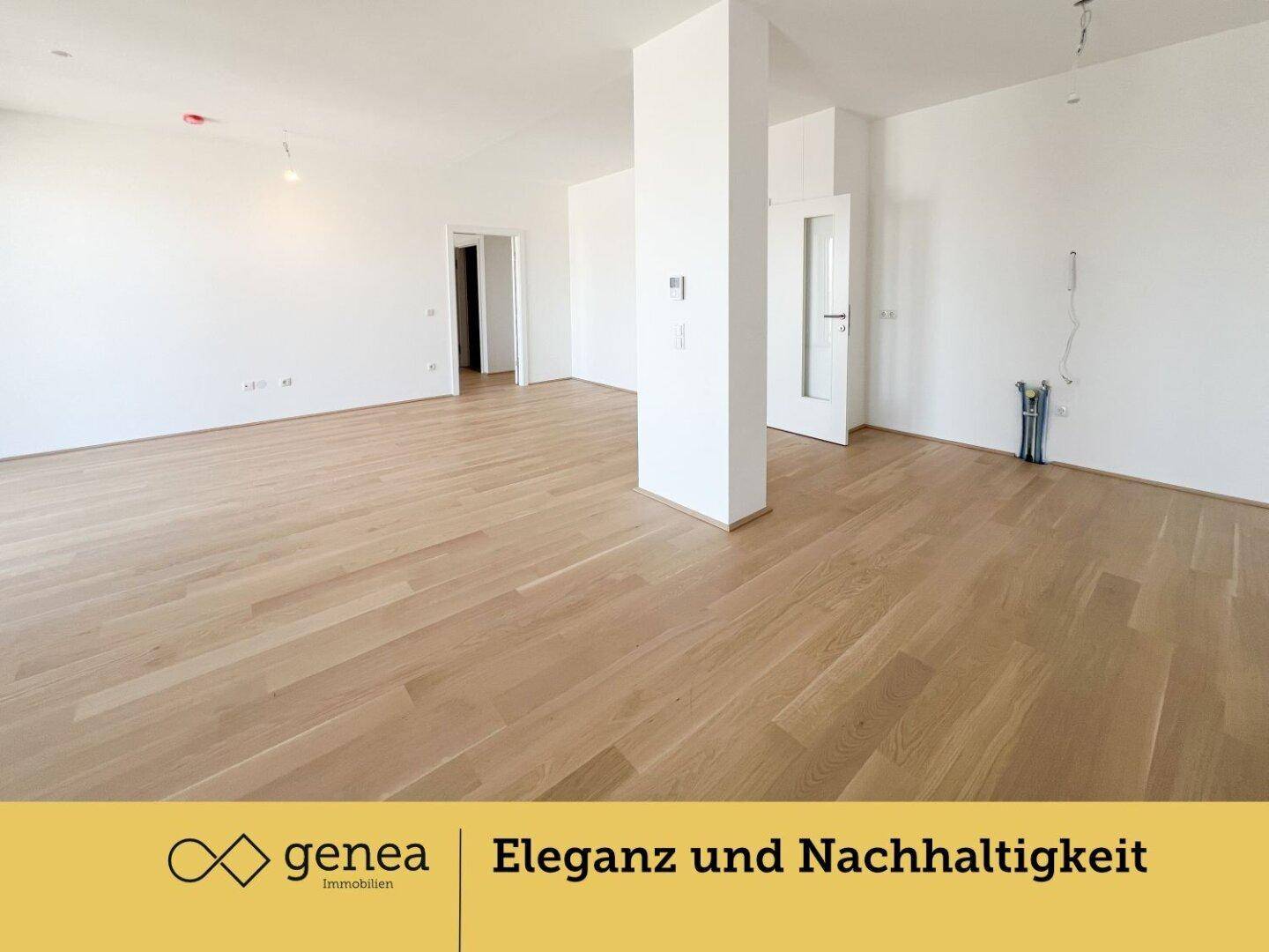 Geräumiger, leerer Wohnbereich mit hellem Holzparkettboden und weißen Wänden, bereit für die Einrichtung.