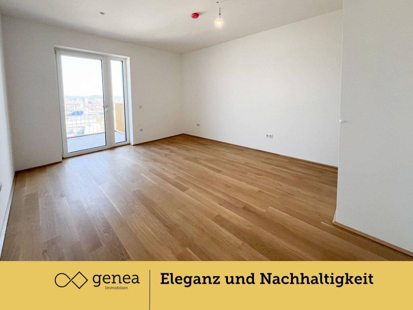 Helles, leeres Zimmer mit Holzboden und Zugang zu einem Balkon, ideal als Schlafzimmer oder Büro.