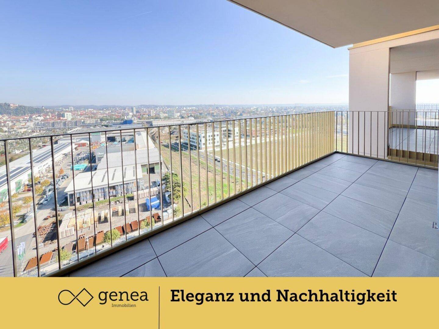 Großer Balkon mit modernen Fliesen und Metallgeländer, bietet einen weiten Blick über die Stadtlandschaft.