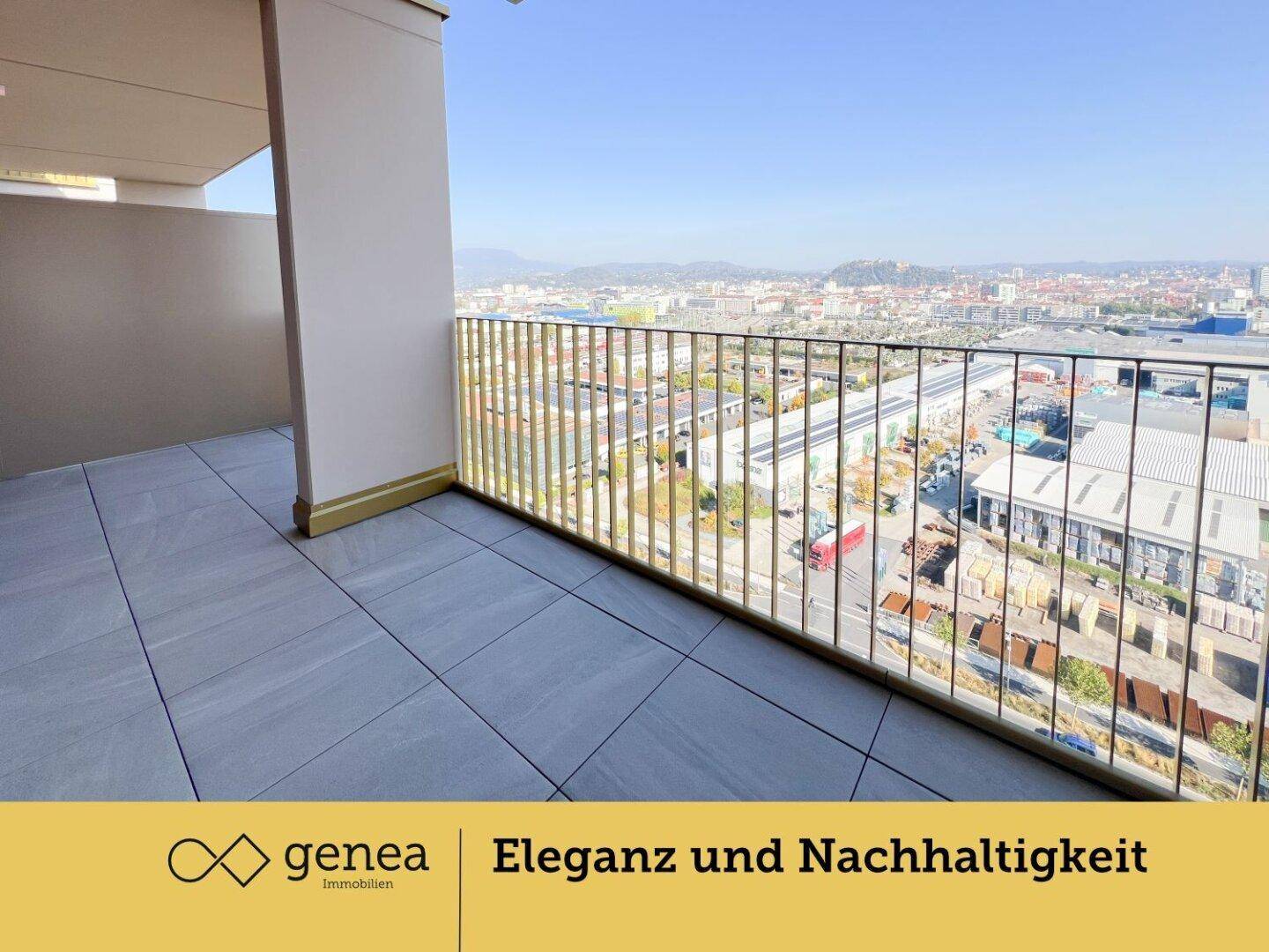 Weitläufiger Balkon mit grauen Fliesen und goldenem Geländer, der eine beeindruckende Stadtaussicht bietet.