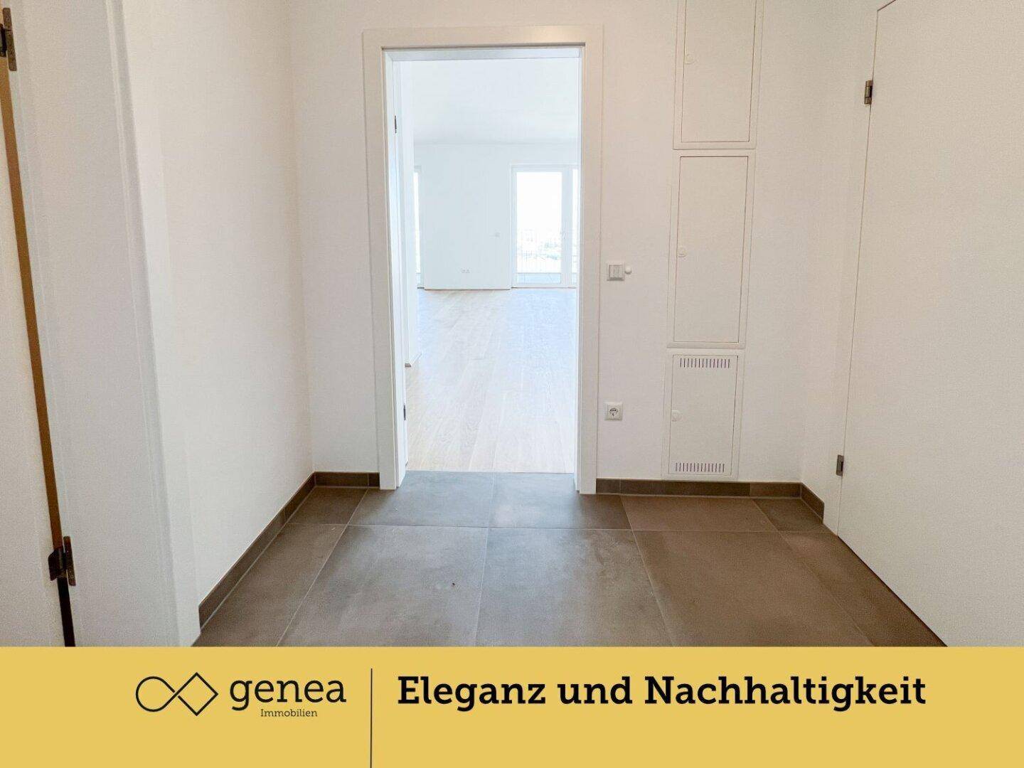 Heller Eingangsbereich mit modernen Fliesen und weißen Wänden, der zu den Wohnräumen führt.