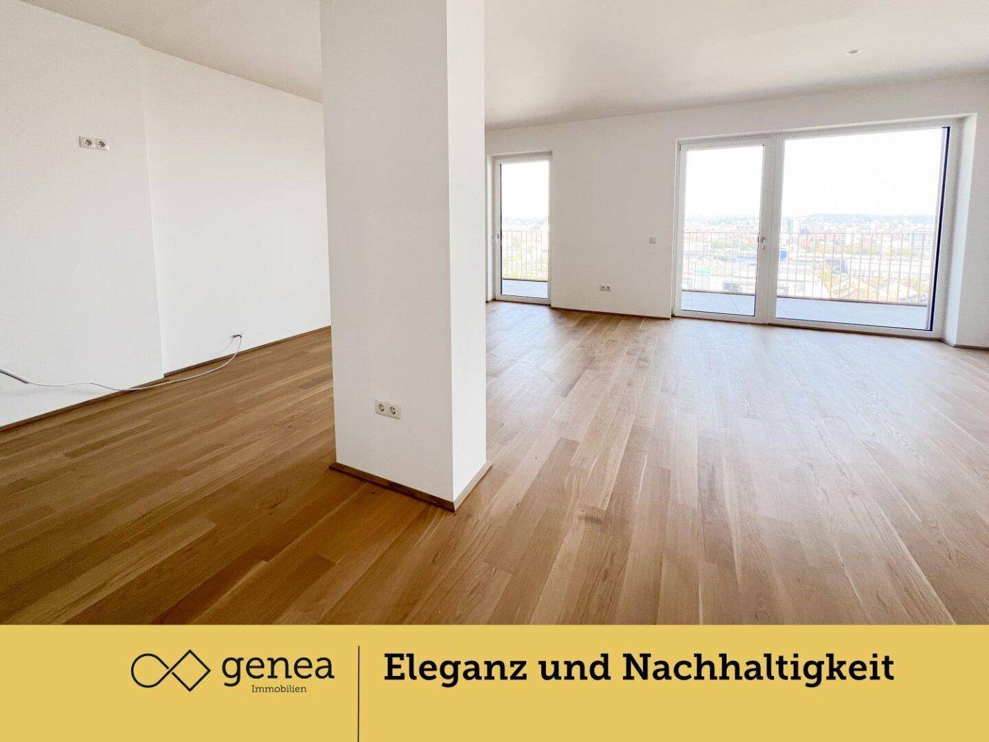 Großer, offener Wohnbereich mit elegantem Holzboden und viel Tageslicht durch die großen Fenster.