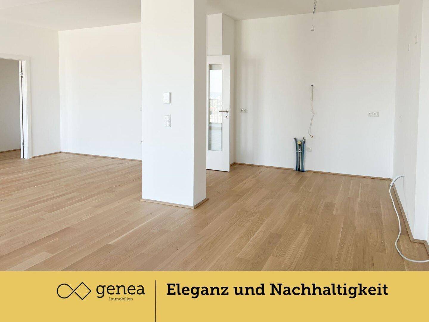 Heller und geräumiger Wohnbereich mit Holzboden, einer zentralen Säule und vorbereiteten Anschlüssen.