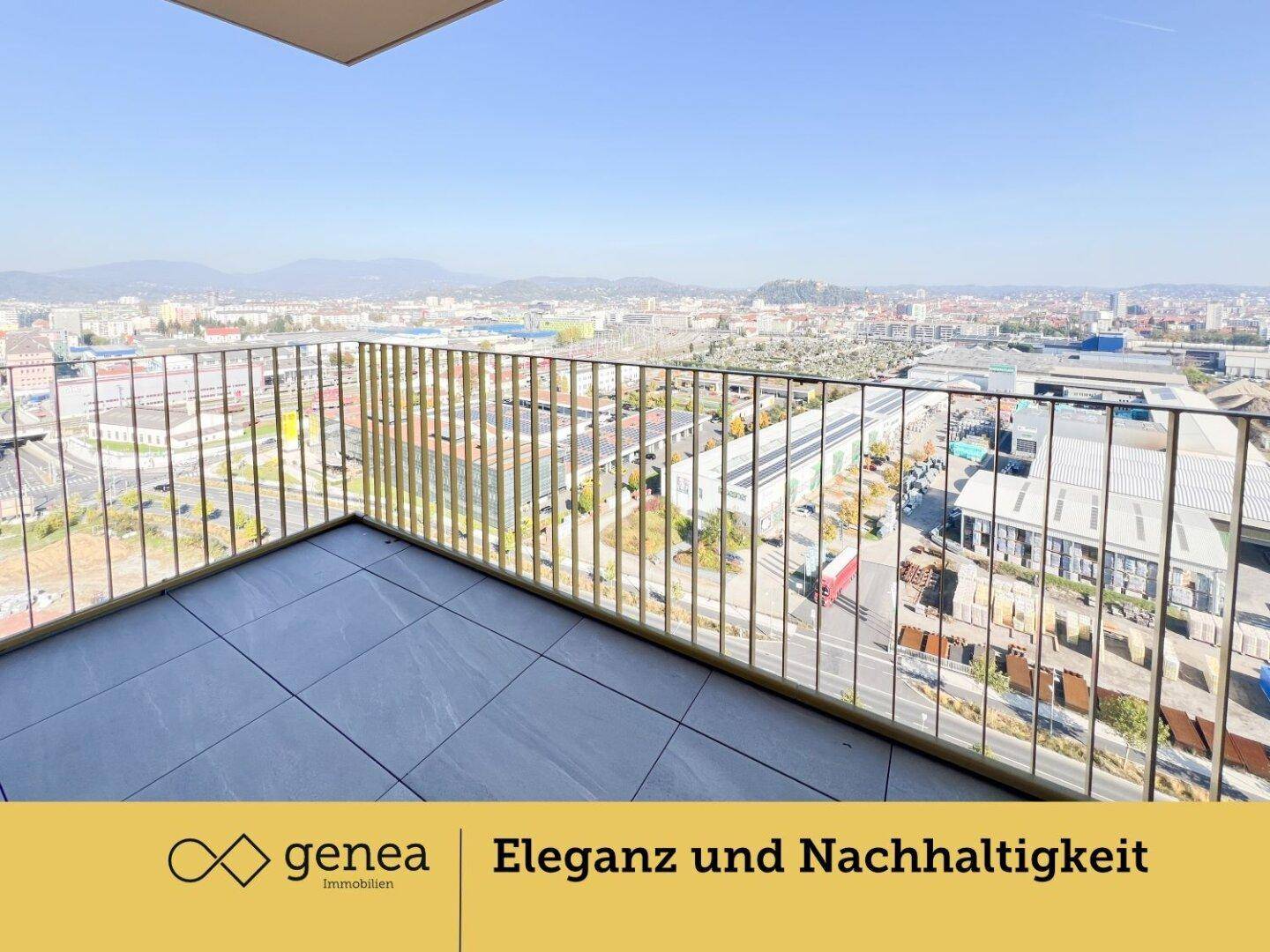 Geräumiger Balkon mit Fliesenboden und weitem Blick über die Stadtlandschaft.