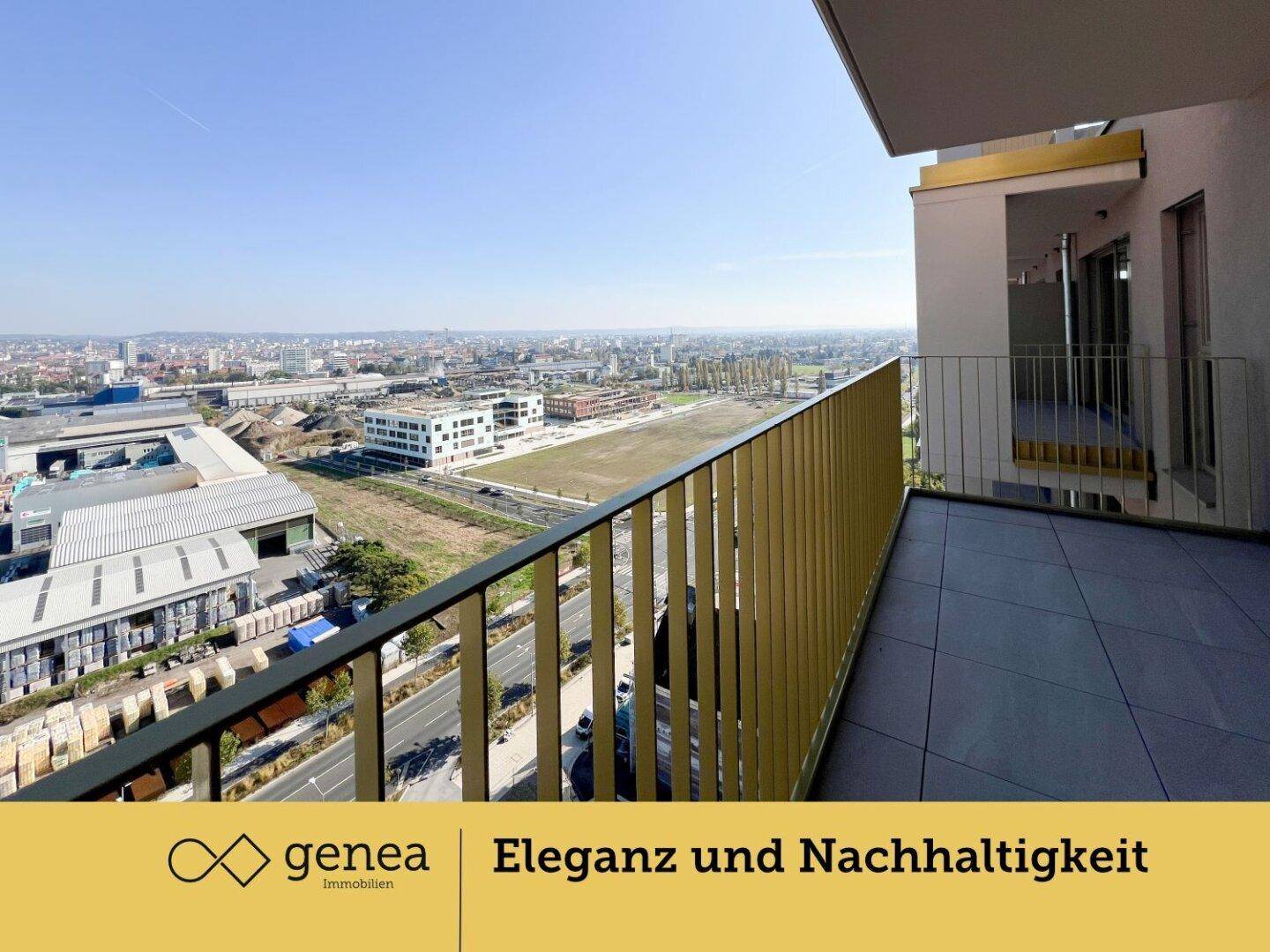 Langer Balkon mit moderner Brüstung und Panoramablick auf die umliegende Stadt und Landschaft.