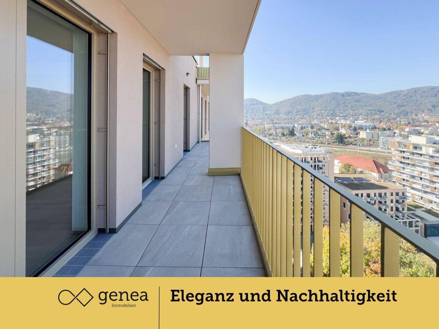 Heller Balkon mit Fliesenboden und beeindruckendem Blick auf die Stadt und die Berge.