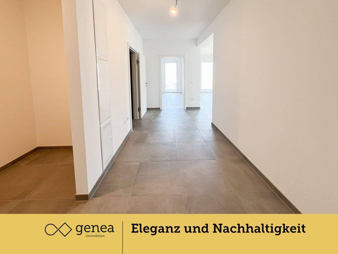 Heller Eingangsbereich mit modernen Fliesen und weiß gestrichenen Wänden.