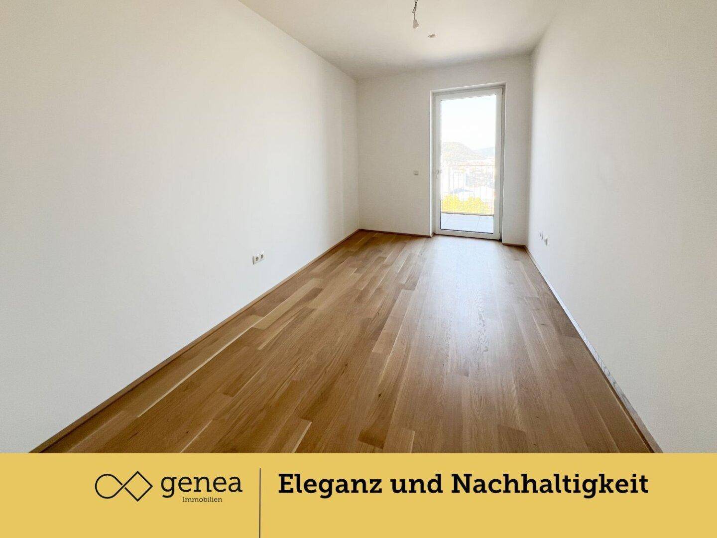 Helles Schlafzimmer mit Parkettboden und großem Fenster, das viel Tageslicht hereinlässt.