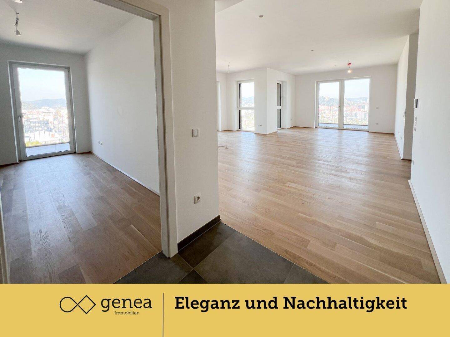 Übergangsbereich zum hellen Wohnzimmer mit Parkettboden und Blick nach draußen.