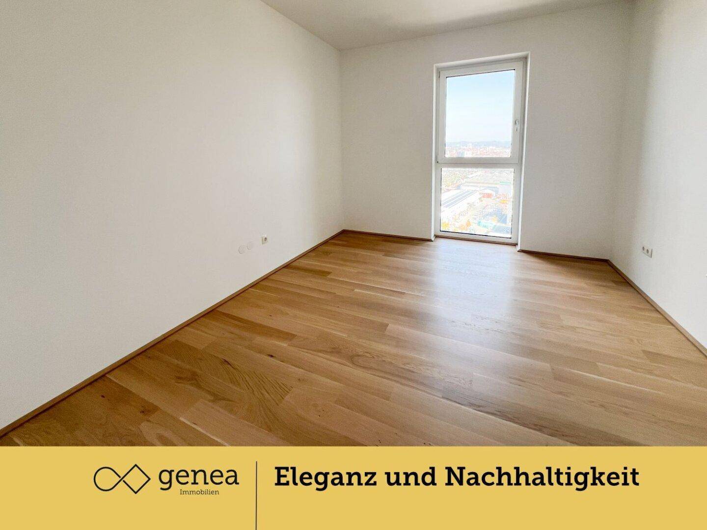 Schlafzimmer mit Parkettboden und Fenster, das einen weiten Blick über die Umgebung bietet.