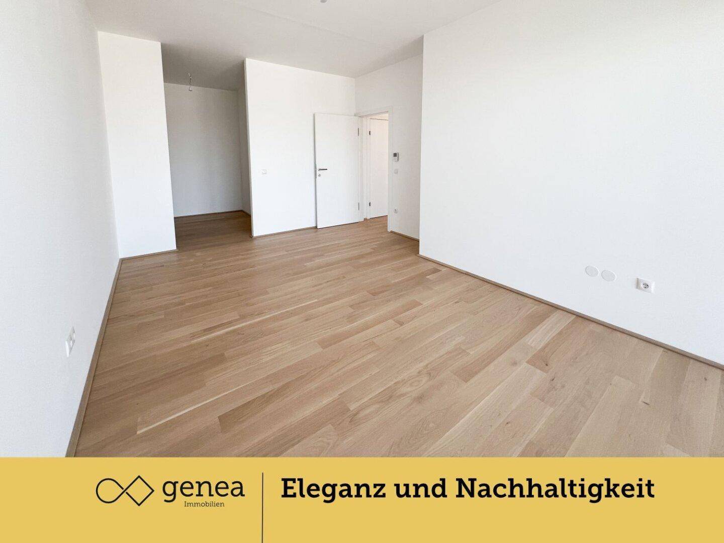 Geräumiges, leeres Zimmer mit Parkettboden und weißen Wänden, bereit zur individuellen Gestaltung.