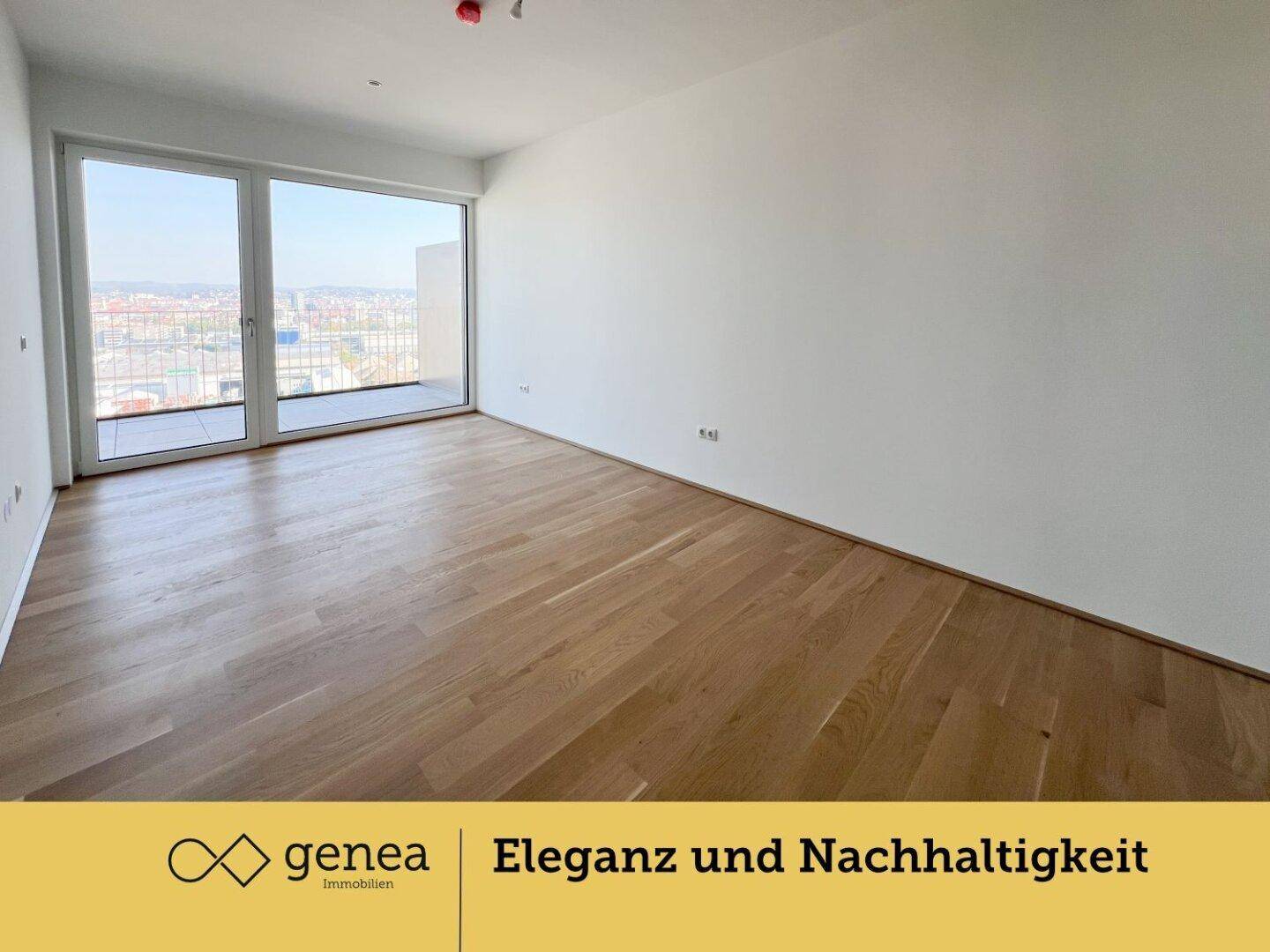 Helles Schlafzimmer mit Parkettboden und großem Fenster mit Zugang zu einem Balkon.