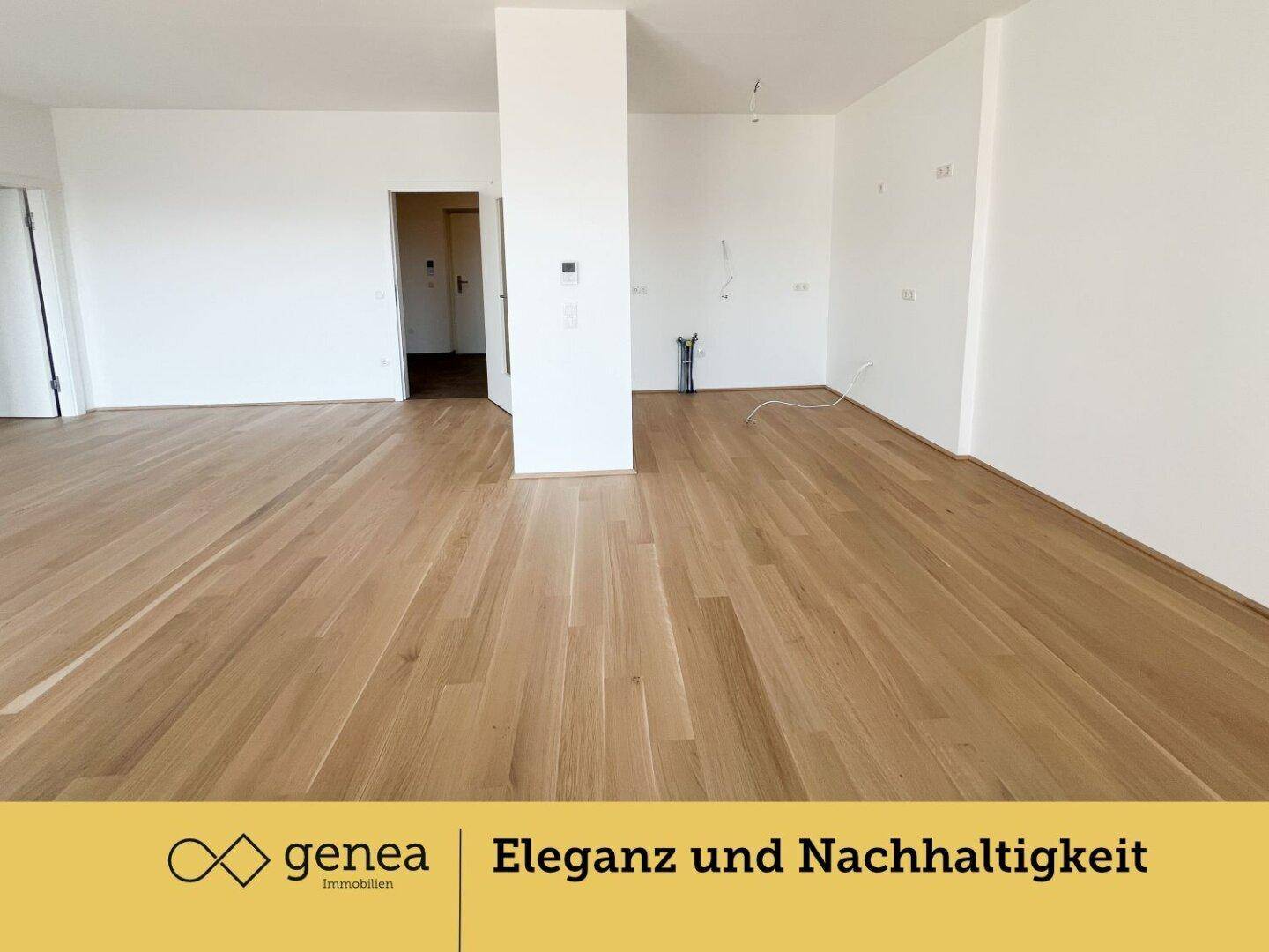 Heller, leerer Raum mit neuem Holzparkettboden und weiß gestrichenen Wänden.