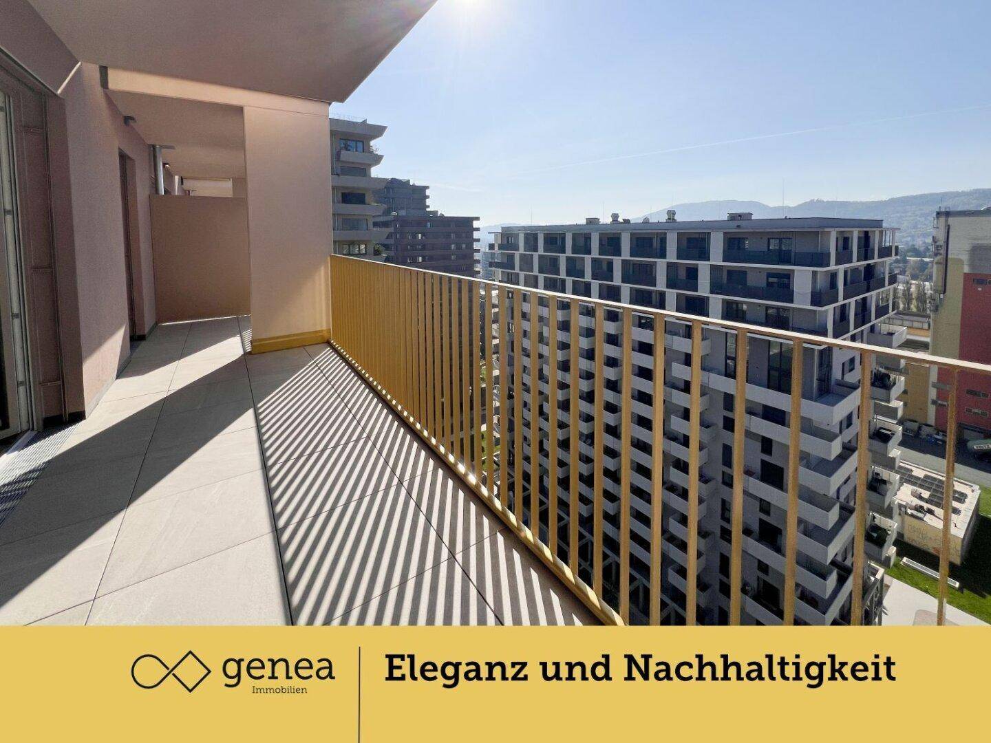 Geräumiger Balkon mit Fliesenboden und gelbem Geländer, sonnig und mit Weitblick.