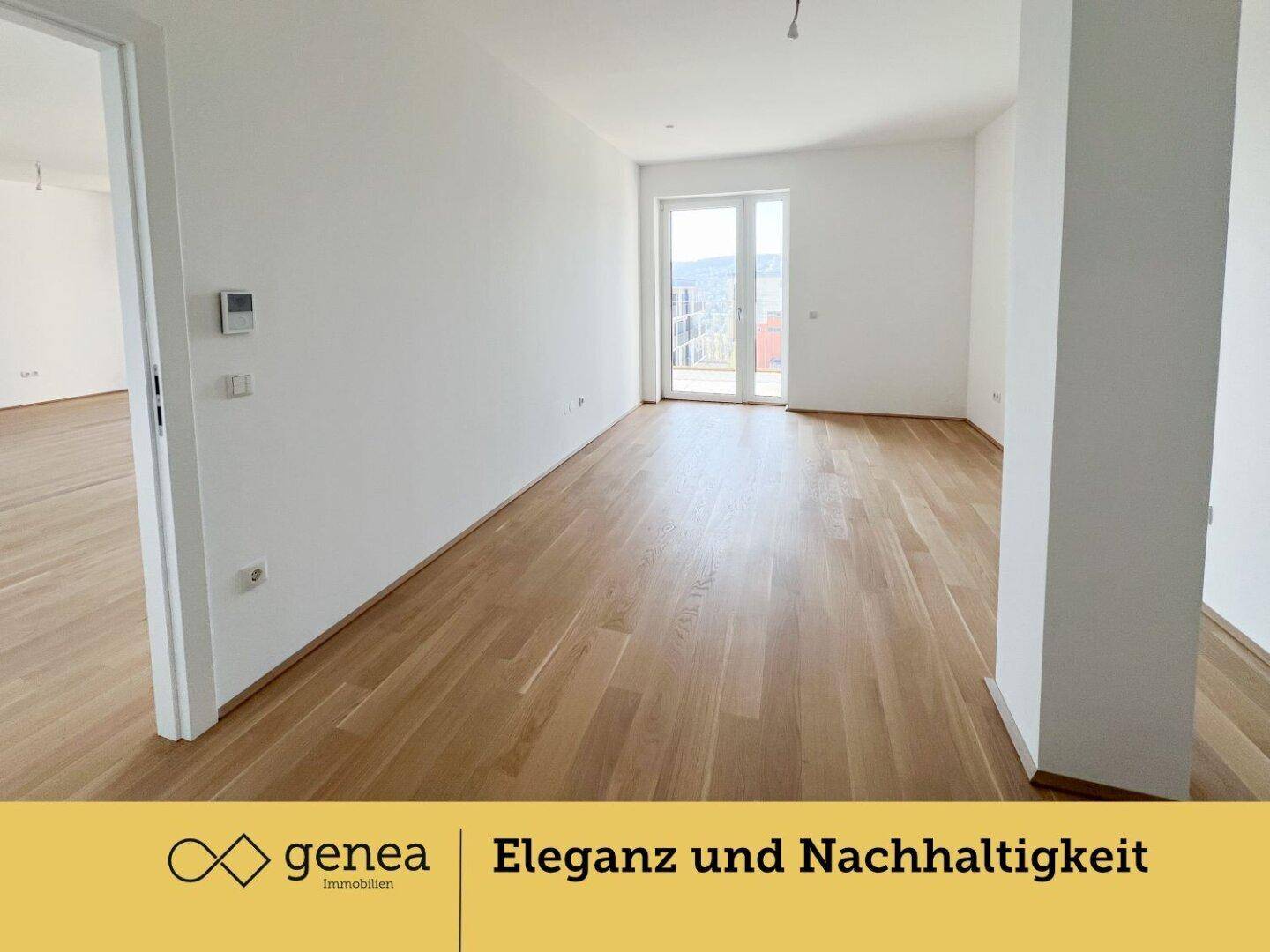 Heller Wohnraum mit Holzboden und Zugang zu einem Balkon, bietet viel Tageslicht.