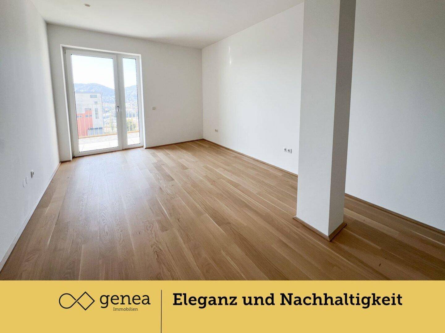 Lichtdurchfluteter Wohnbereich mit großen Fenstern und neuem Parkettboden.