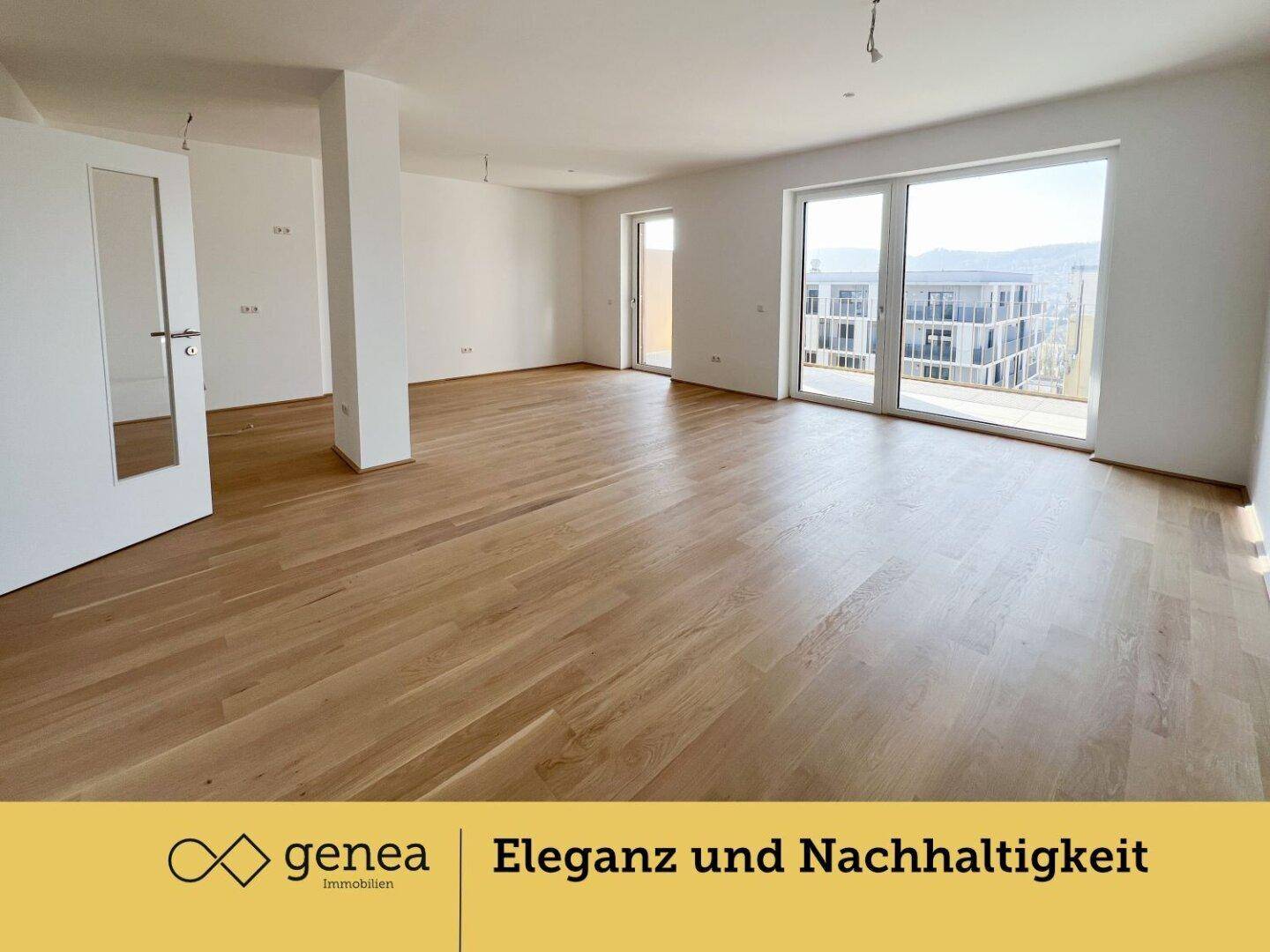 Großer, heller Wohnraum mit Holzboden und bodentiefen Fenstern für viel Licht.