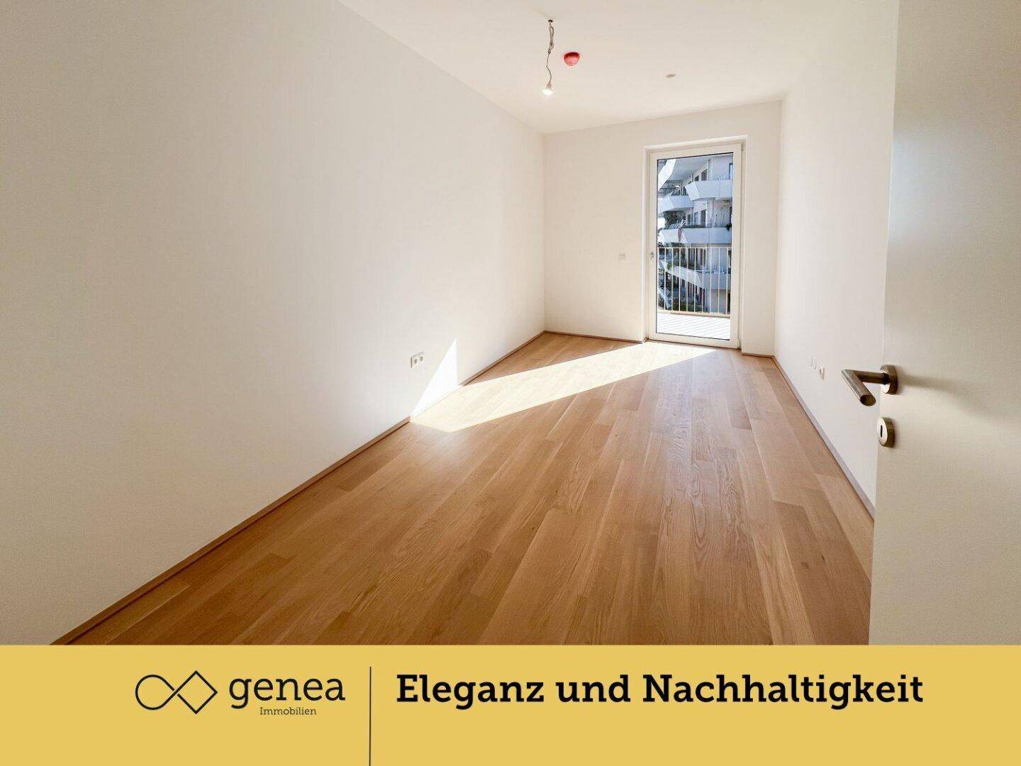 Helles Schlafzimmer mit Parkettboden und direktem Zugang zu einem Balkon.