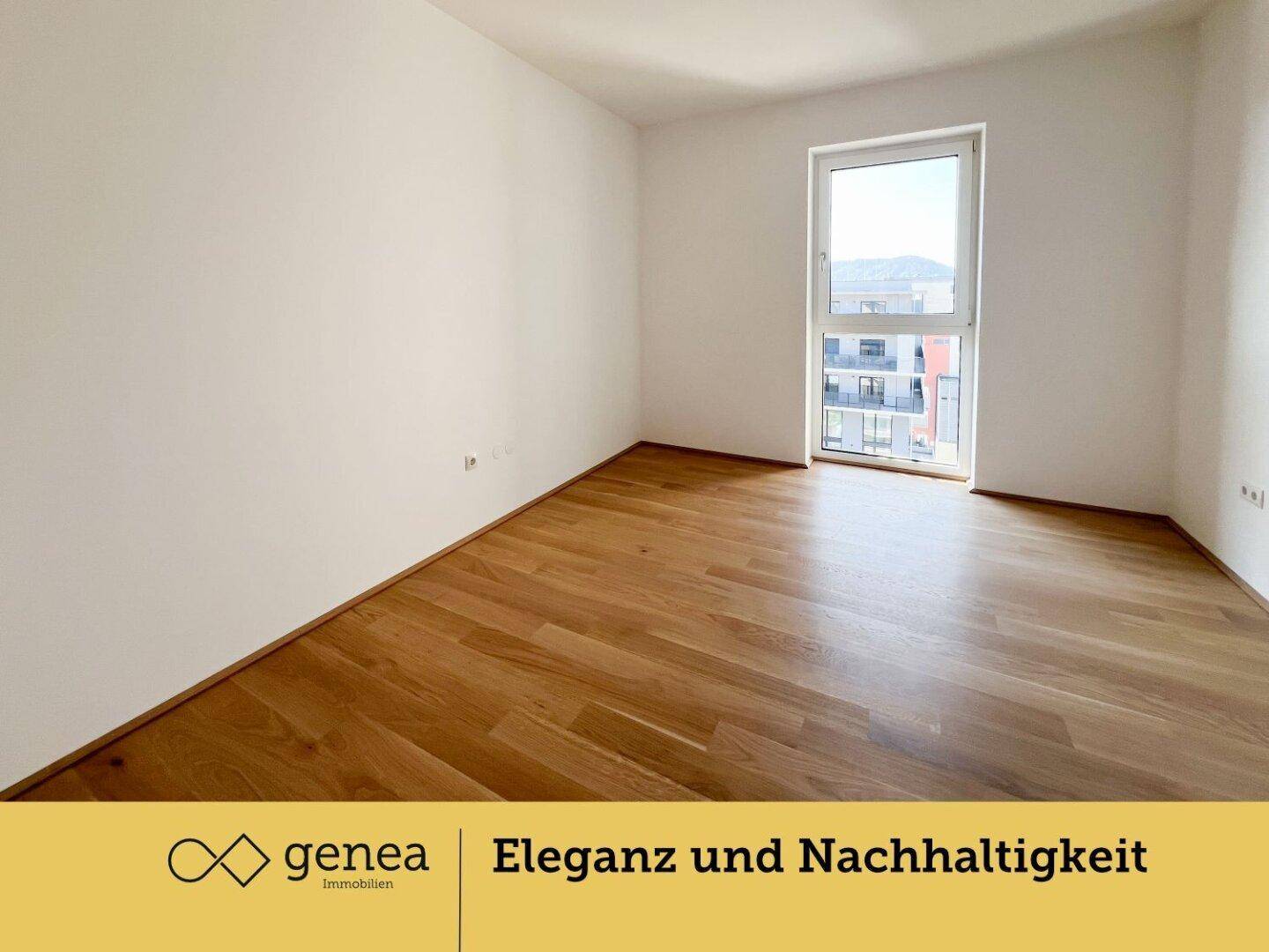 Geräumiges Zimmer mit Parkettboden und großem Fenster, ideal als Schlaf- oder Arbeitszimmer.