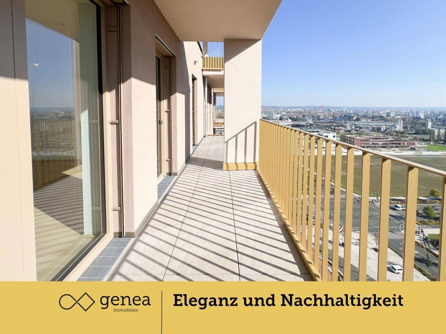 Langer Balkon mit Fliesenboden und modernem Geländer bietet einen weiten Stadtblick.