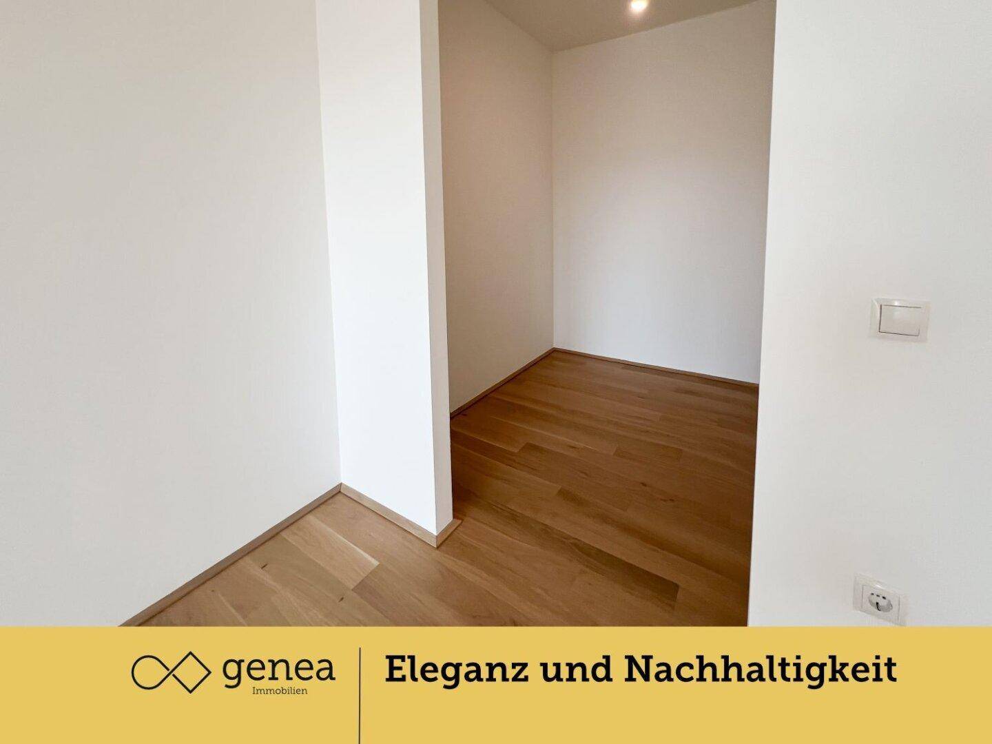 Kleiner, heller Raum mit Parkettboden, möglicherweise als Abstellraum oder Flur nutzbar.
