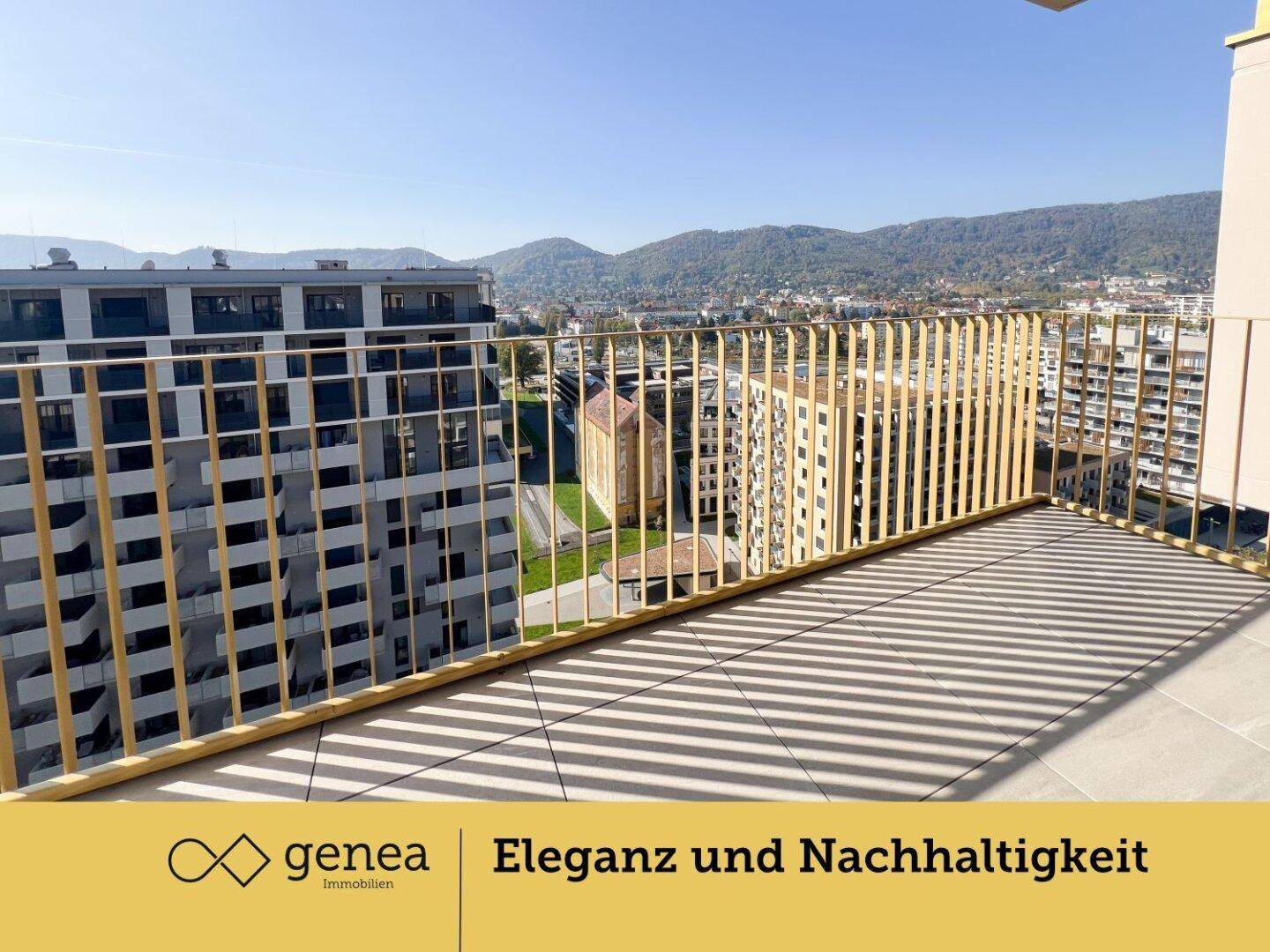 Geräumiger Balkon mit Fliesenboden und Panoramablick über die Stadt und Berge.