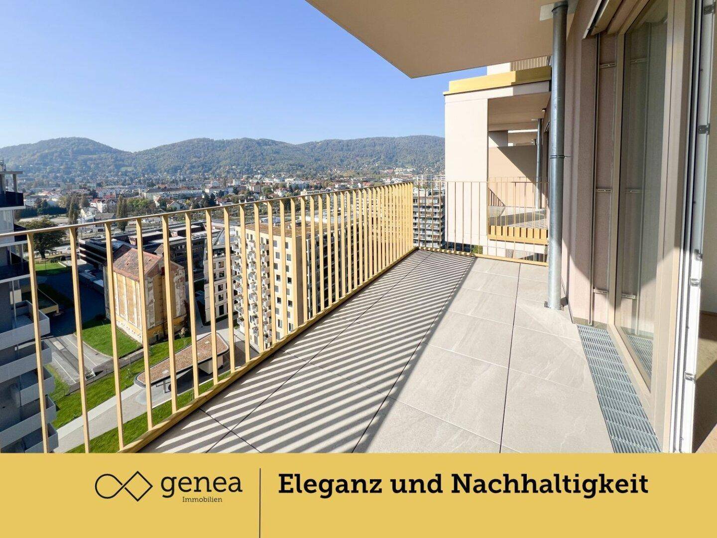 Heller Balkon mit Fliesenboden und weitem Blick auf die Stadt und die umliegenden Berge.