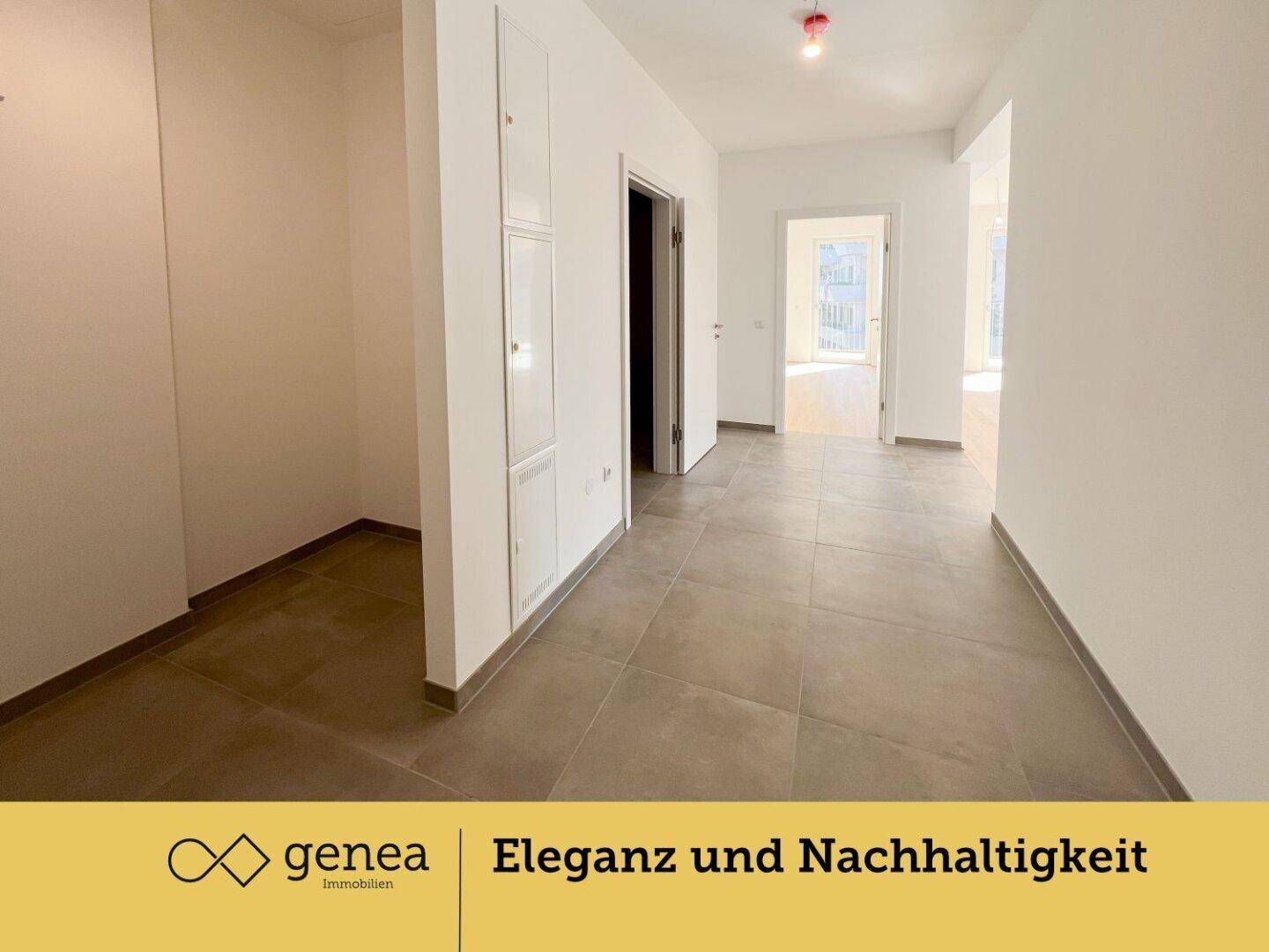 Heller Flur mit Fliesenboden und praktischen Einbauschränken, der zu weiteren Räumen führt.