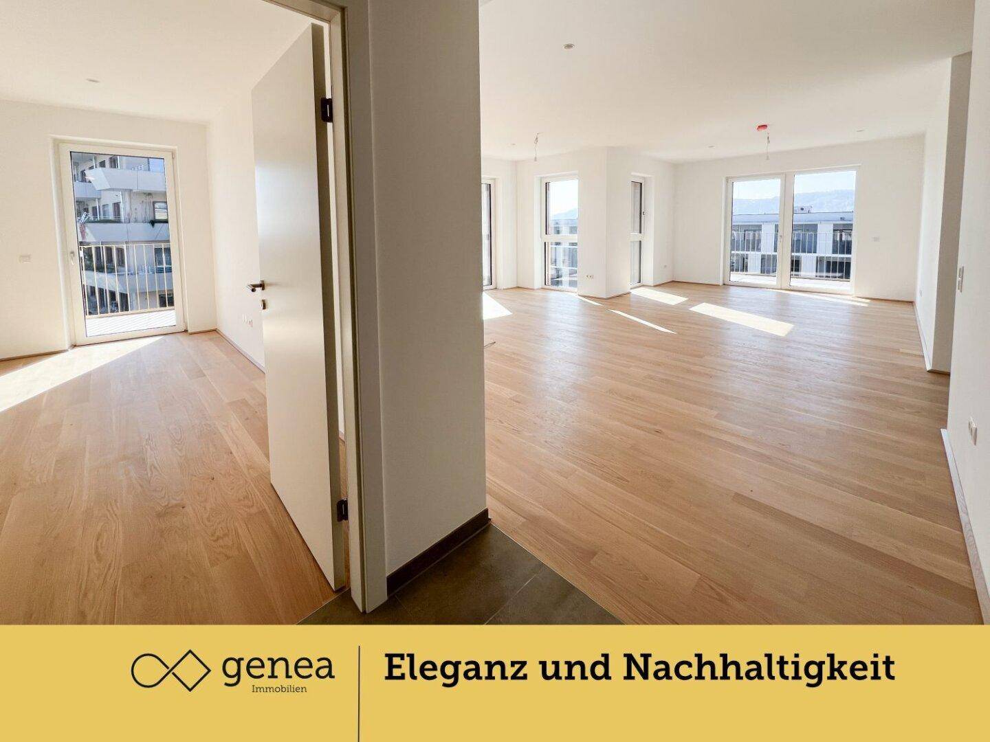 Geräumiger Wohnbereich mit hellem Parkettboden und großen Fenstern, die viel Licht hereinlassen.