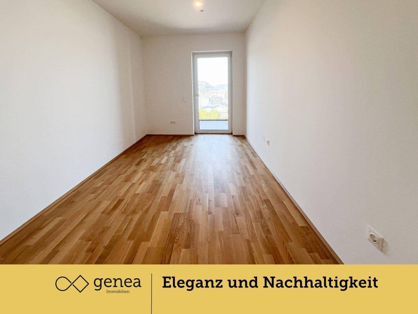 Heller, leerer Raum mit Holzboden und Zugang zu einem Balkon, ideal für ein Schlafzimmer.