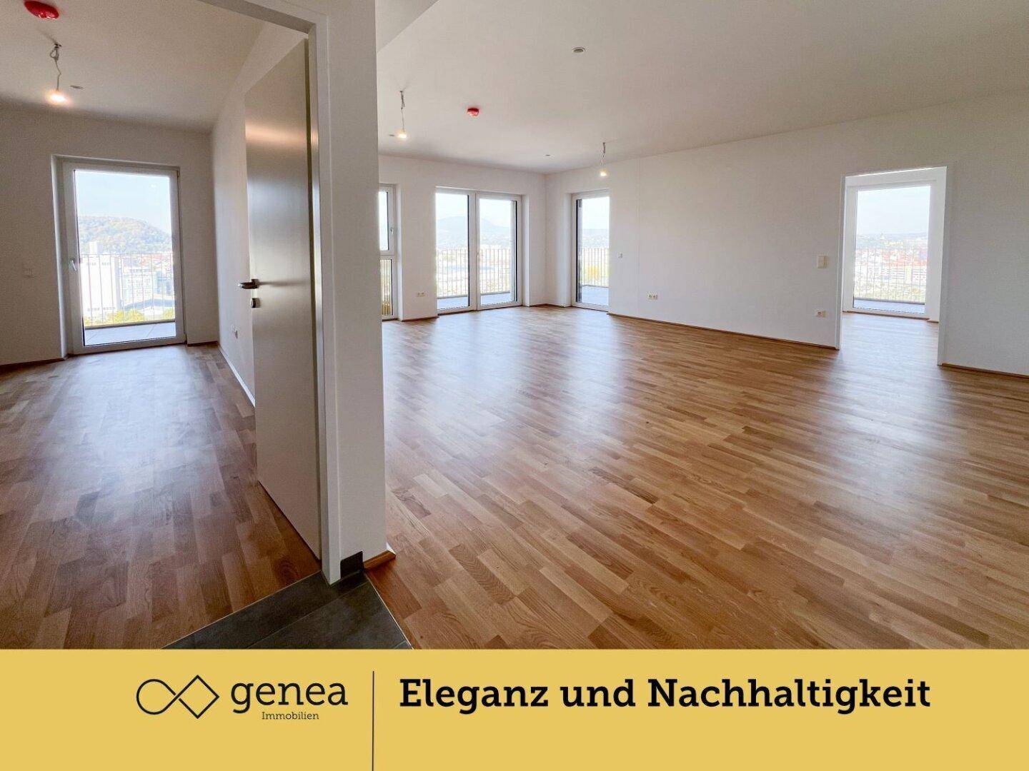Geräumiger, heller Wohnbereich mit Holzboden und mehreren Zugängen zu Außenbereichen.