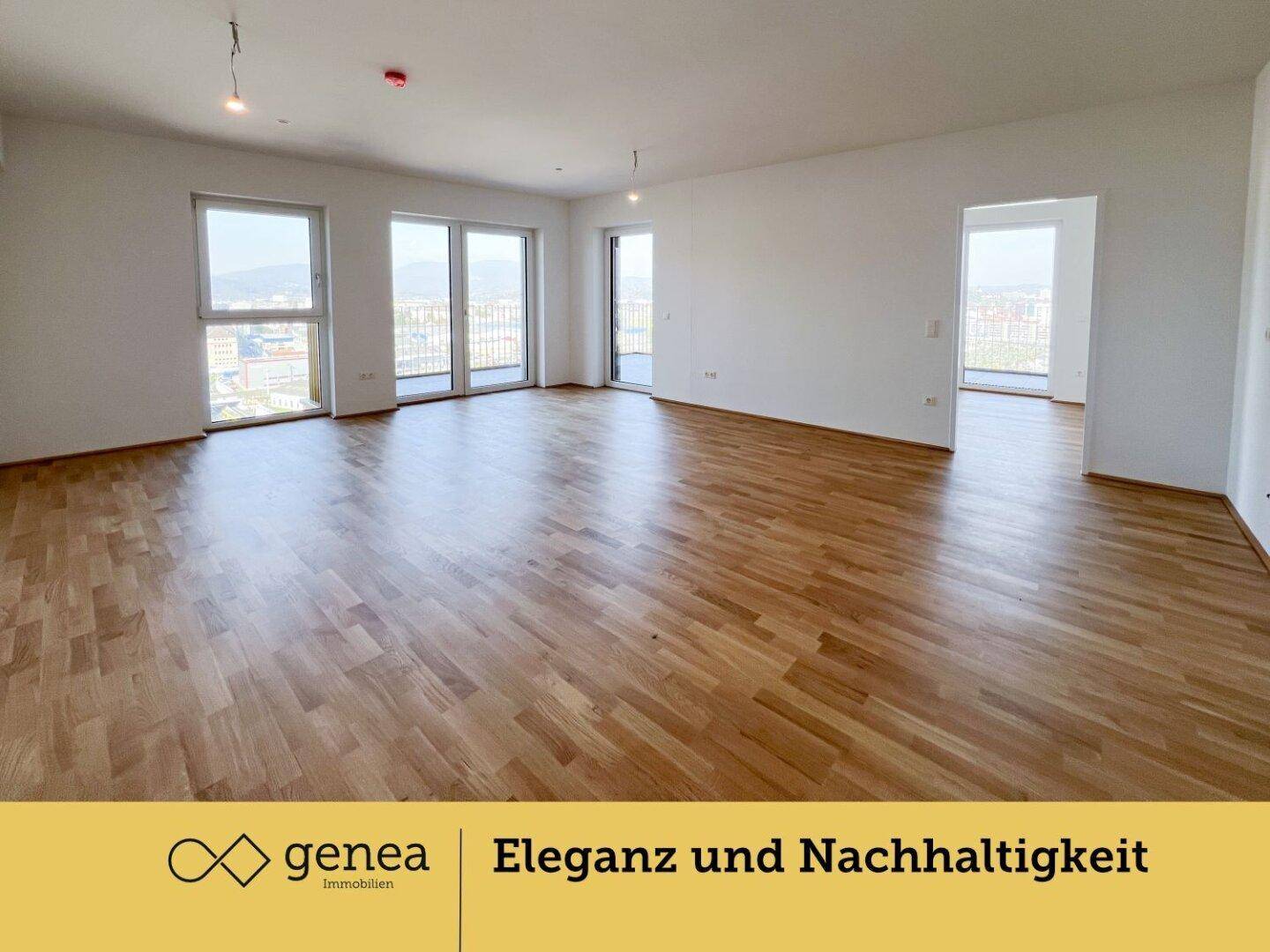 Großzügiger, lichtdurchfluteter Wohnbereich mit Holzboden und weitem Blick durch die Fenster.