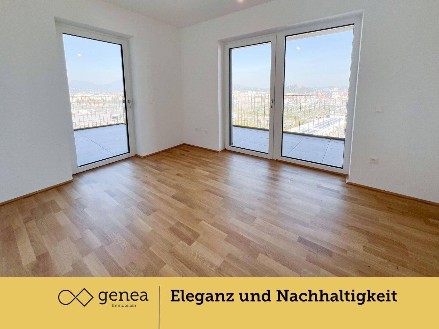 Heller Raum mit Holzboden und großen Fenstern, die viel Tageslicht hereinlassen und Zugang bieten.