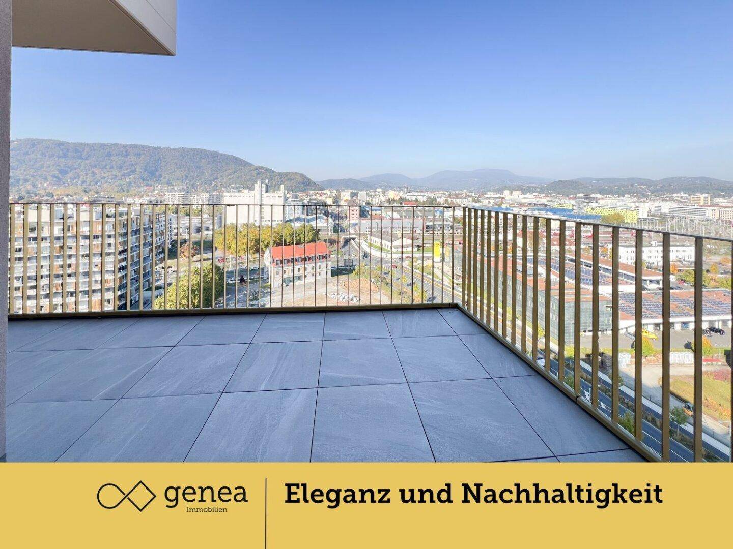 Großer Balkon mit Fliesenboden und einem weiten Blick über die Stadt und die umliegenden Hügel.