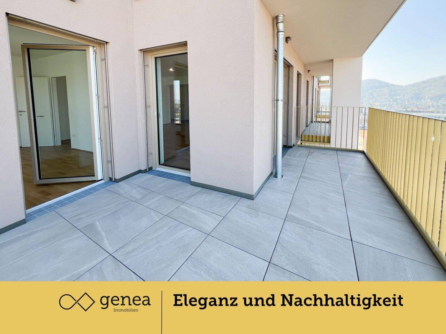 Langer Balkon mit Fliesenboden und mehreren Zugängen zu den Innenräumen, mit Stadtblick.