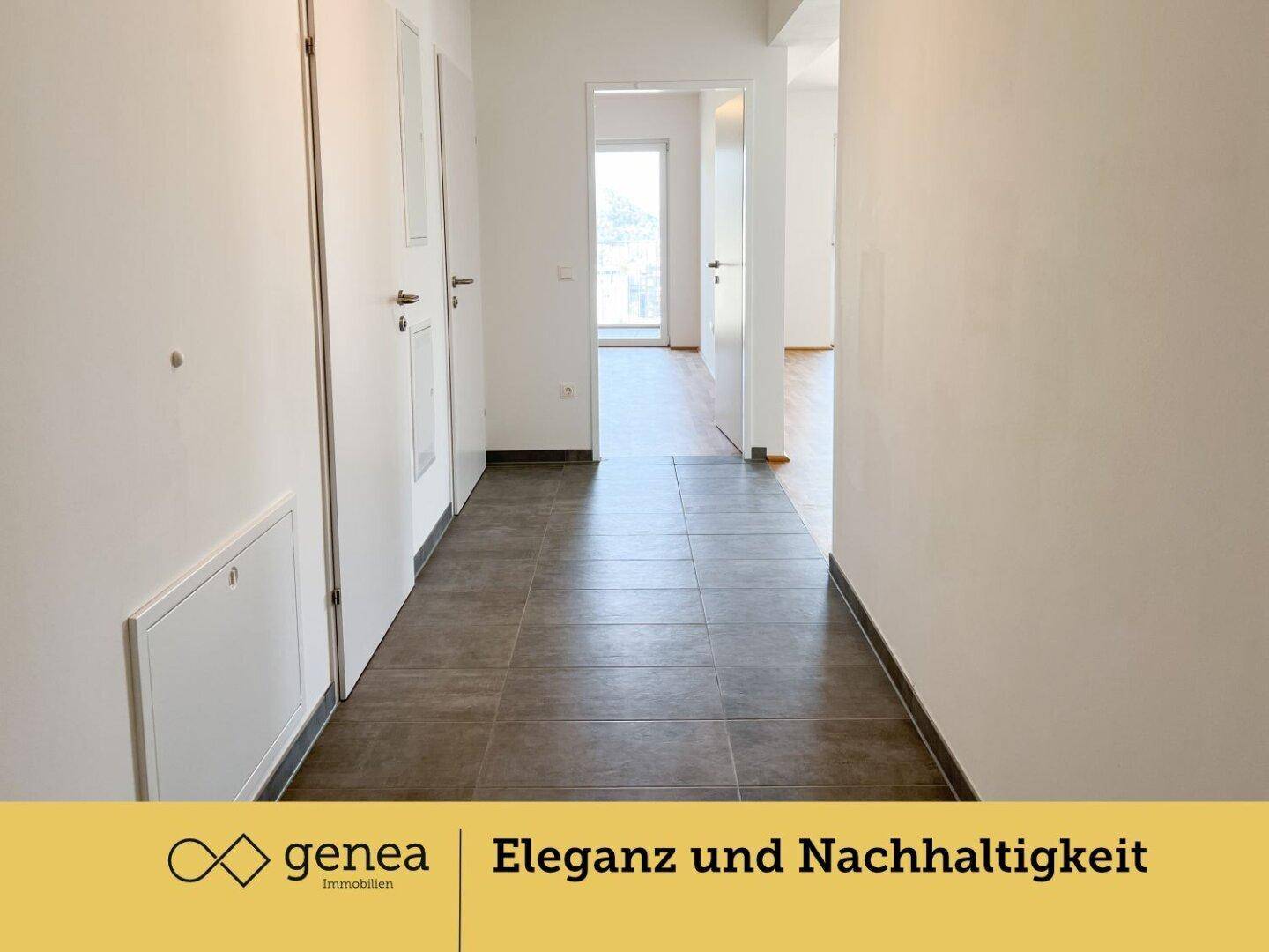 Heller Flur mit Fliesenboden und weißen Wänden, der zu verschiedenen Zimmern führt.