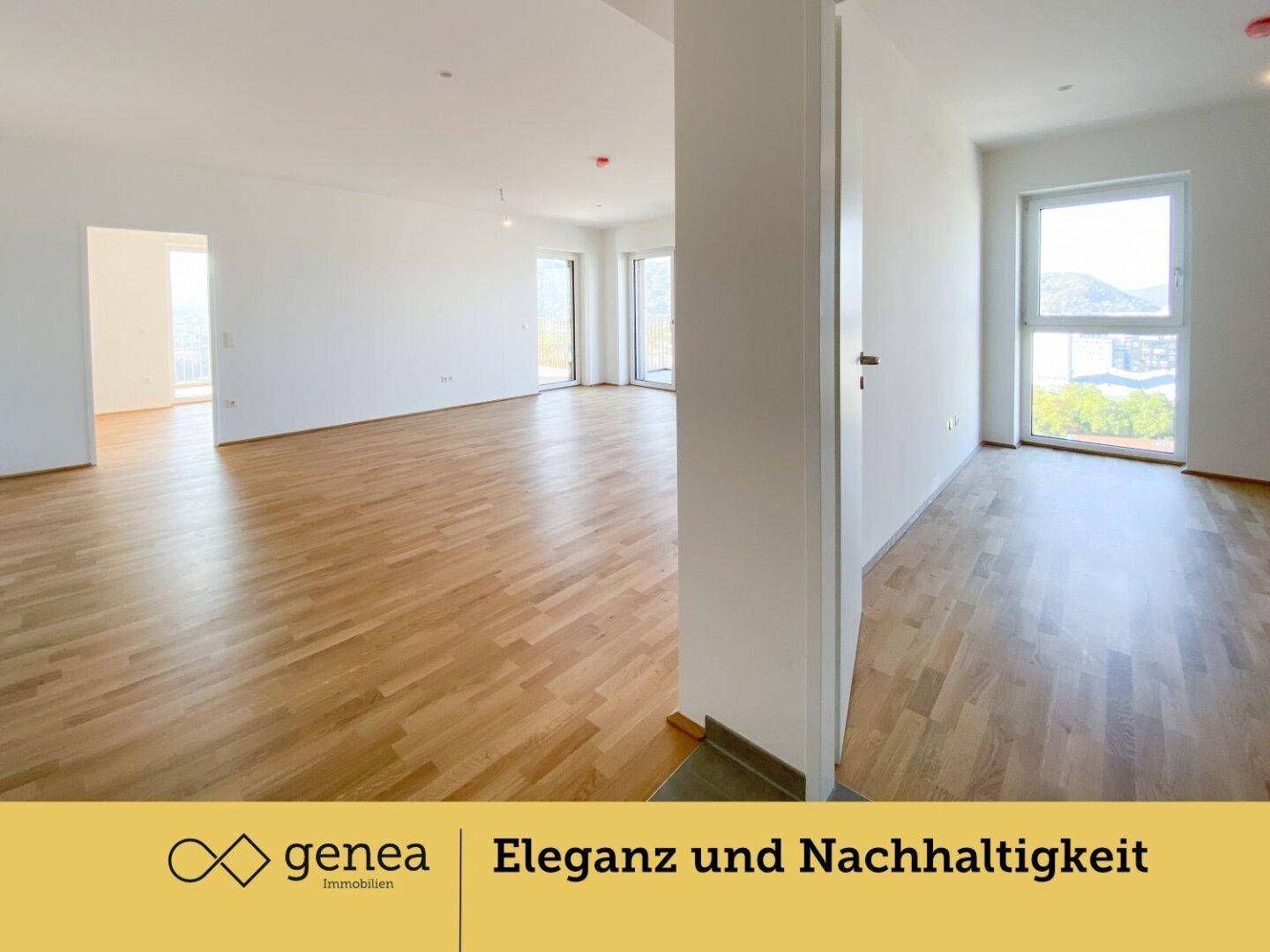 Geräumiges Wohnzimmer mit hellem Parkettboden, großen Fenstern und schöner Aussicht auf die Berge.