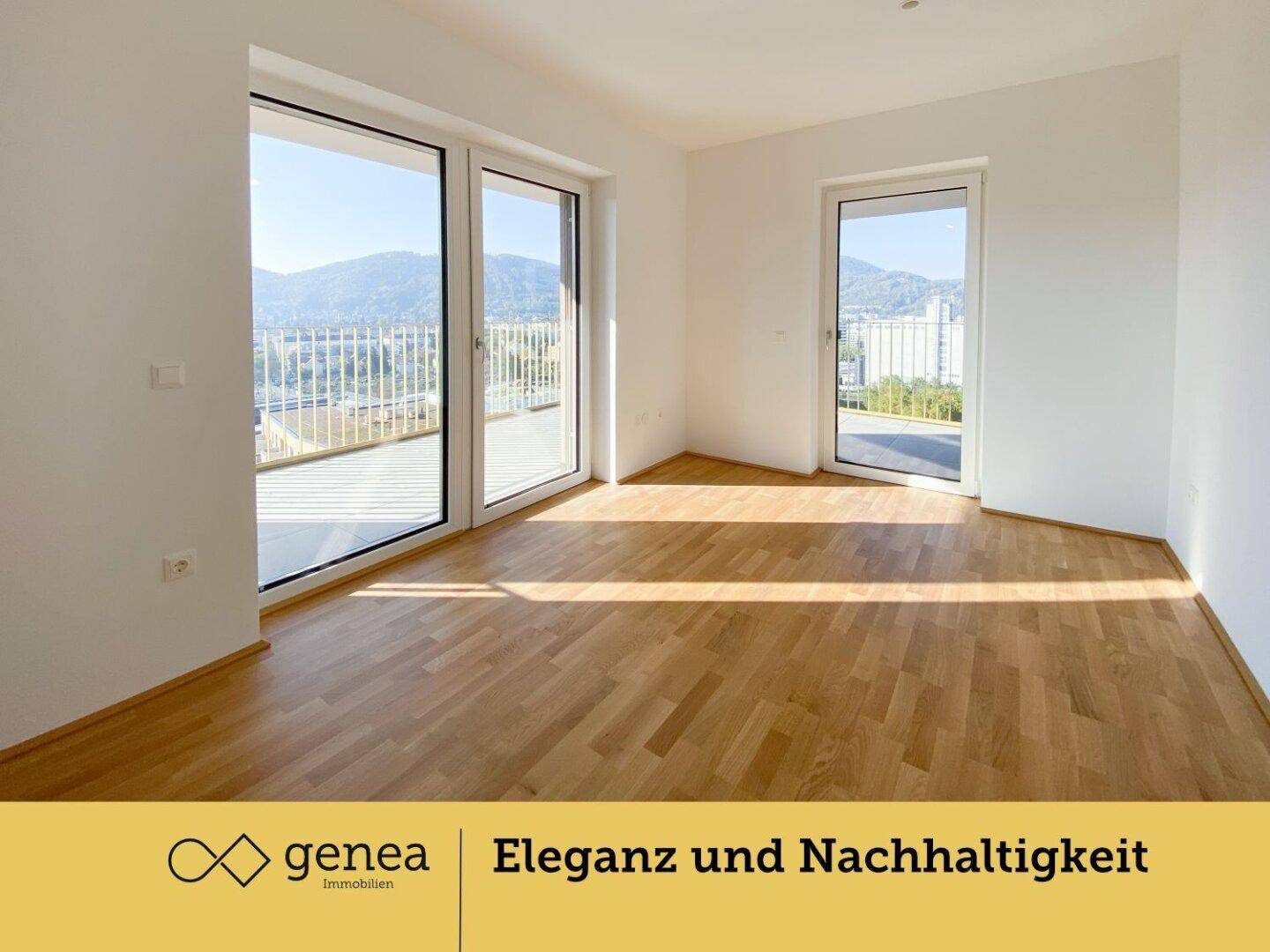 Lichtdurchfluteter Raum mit Parkettboden und bodentiefen Fenstern, die Zugang zu einem Balkon ermöglichen.