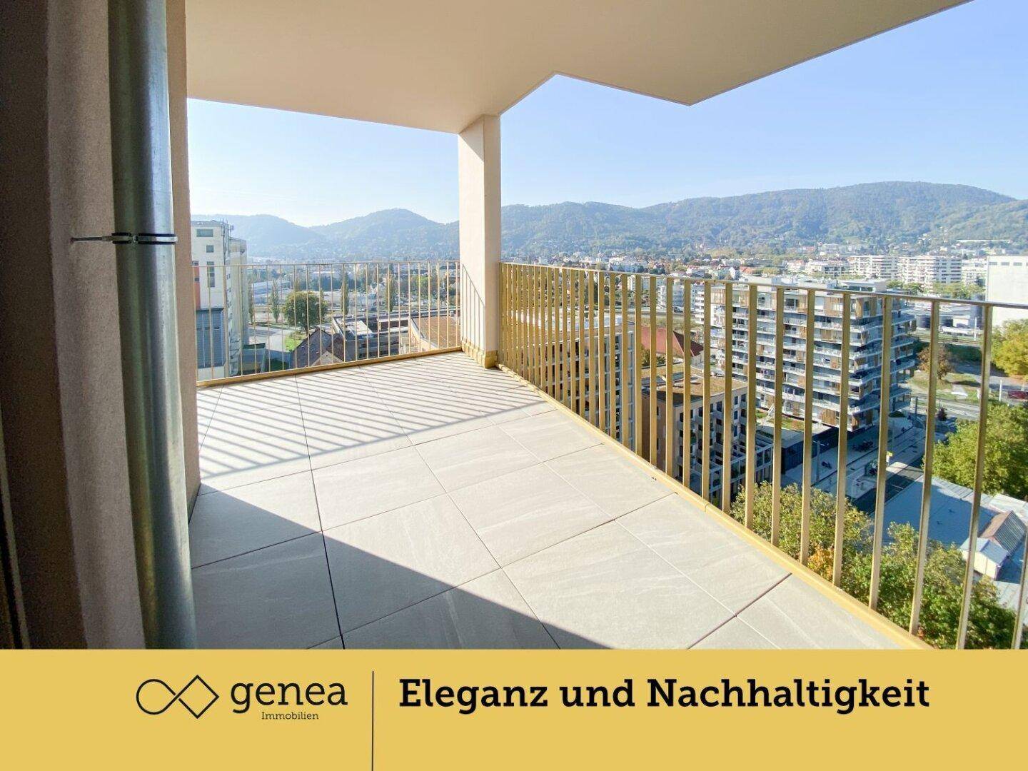 Geräumiger Balkon mit Fliesenboden, modernem Geländer und Panoramablick auf die Stadt und Berge.