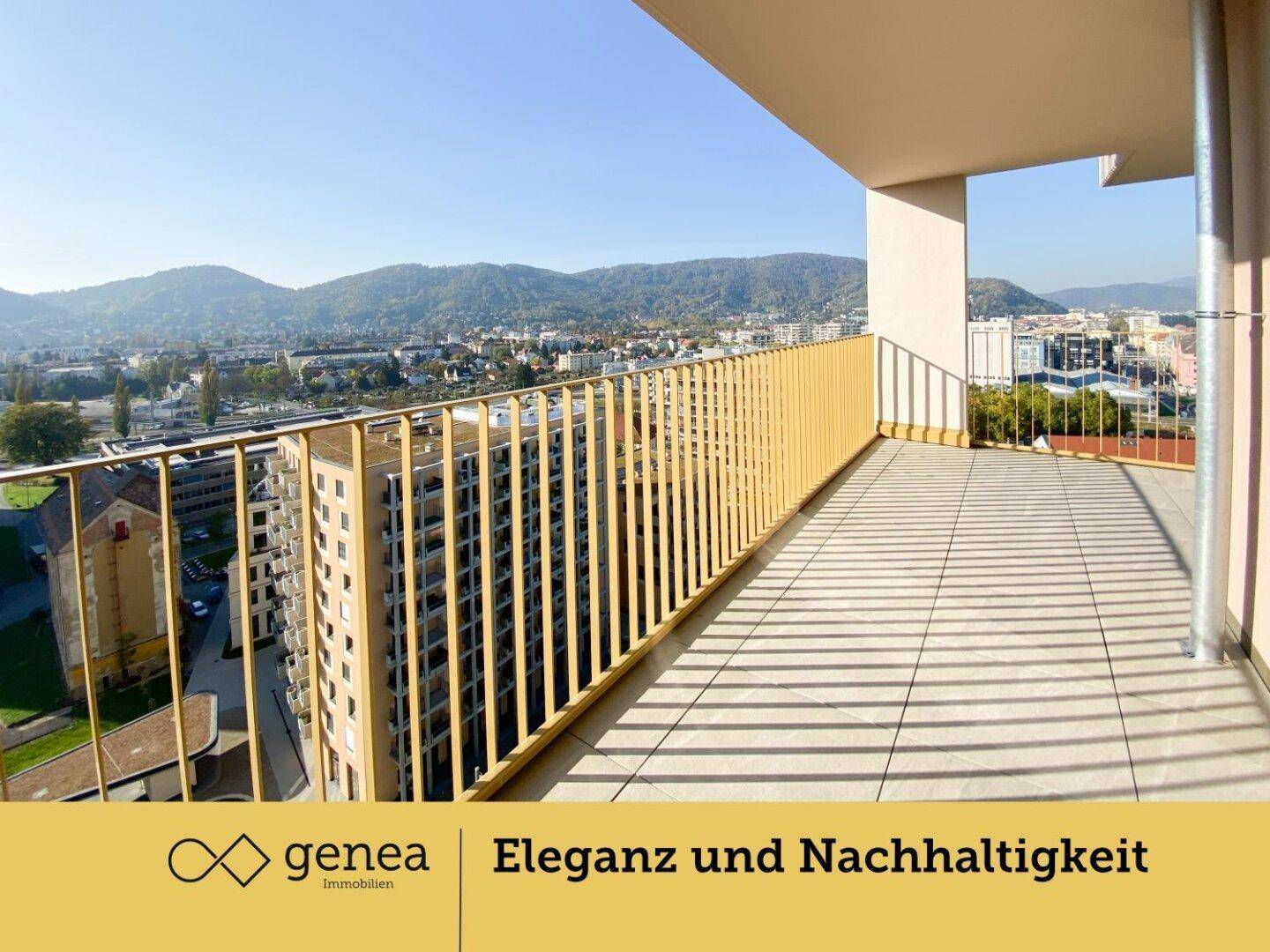 Breiter Balkon mit Fliesen und goldenem Geländer, der eine beeindruckende Aussicht auf die Umgebung bietet.