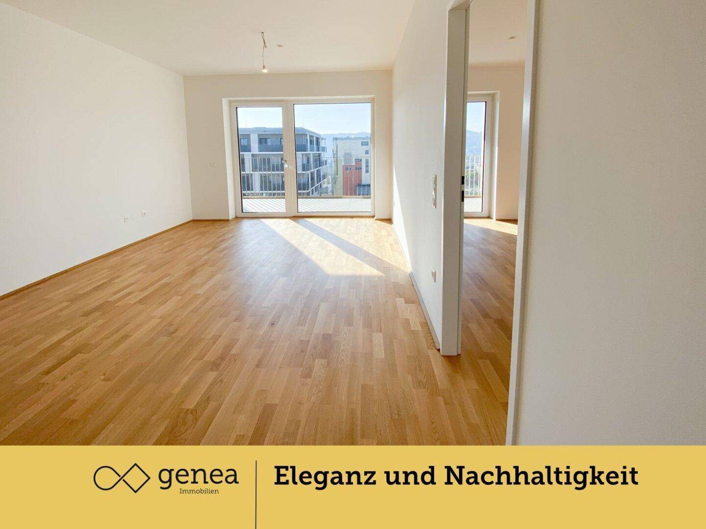 Heller, leerer Raum mit elegantem Parkettboden und großen Schiebetüren zum Außenbereich.