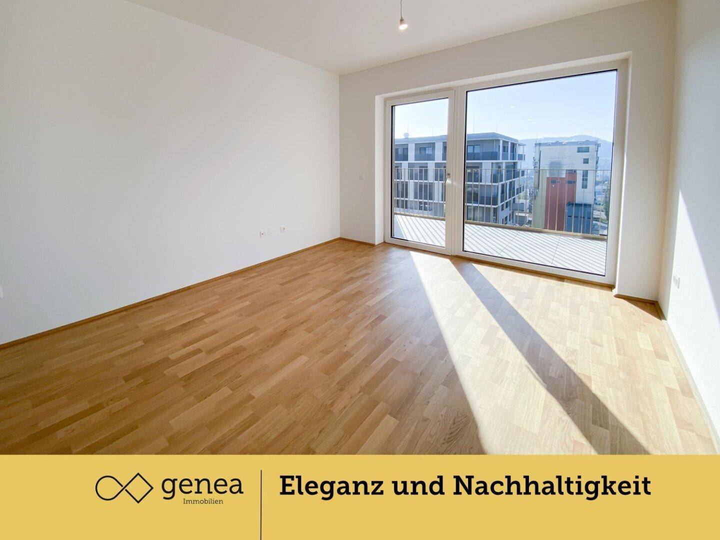 Lichtdurchfluteter Wohnraum mit hellem Parkettboden und raumhohen Fenstern, die viel Tageslicht hereinlassen.