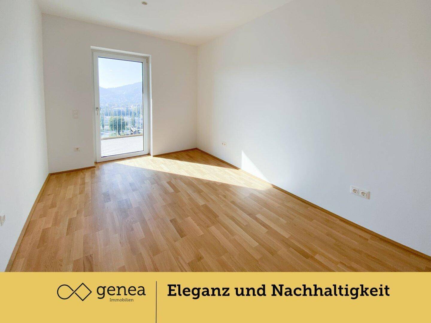 Helles Schlafzimmer mit Parkettboden und Zugang zu einem Balkon oder einer kleinen Terrasse.