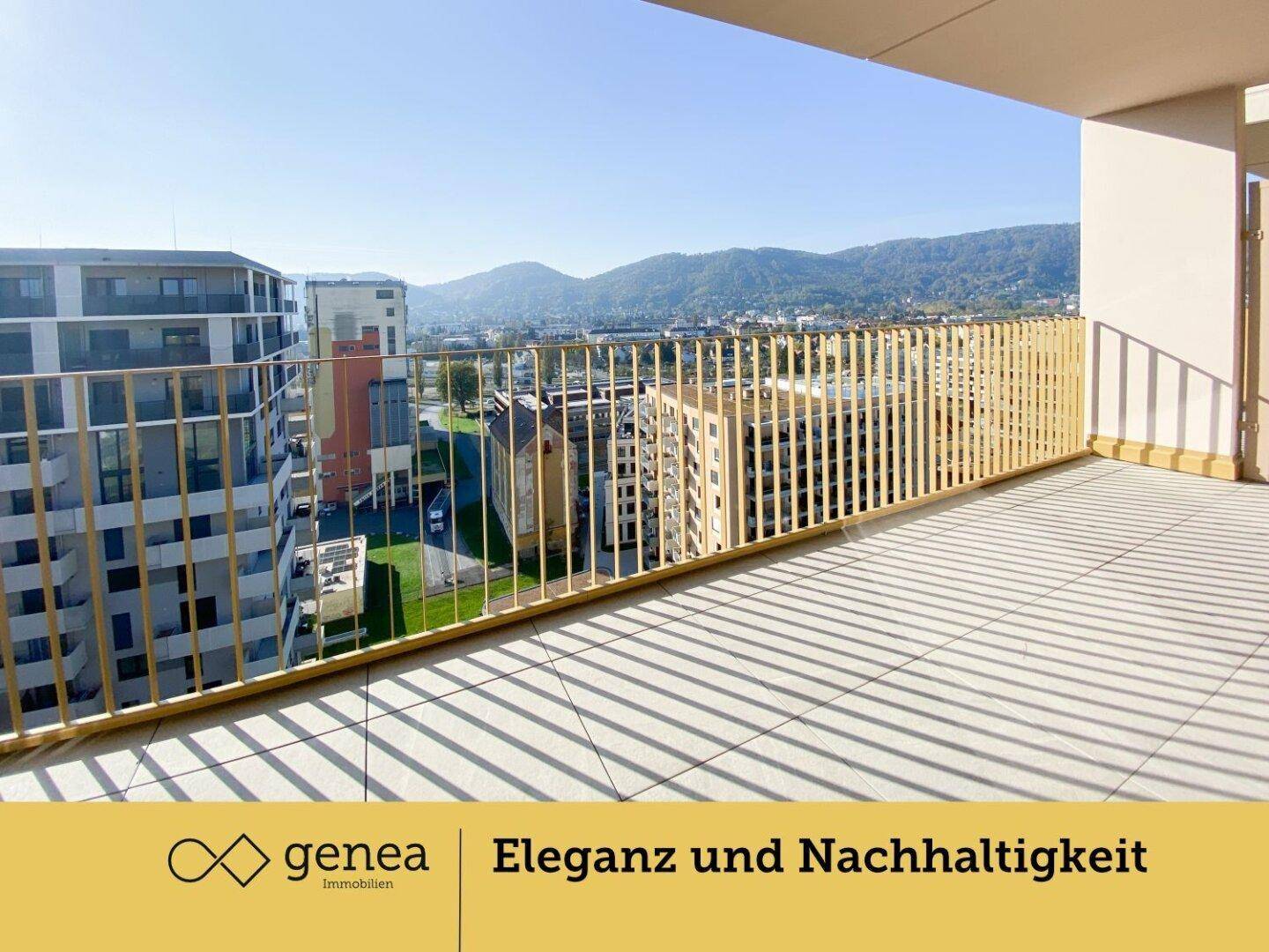 Geräumiger Balkon mit Fliesenboden und modernem Geländer, bietet einen weiten Blick über die Stadt und Berge.