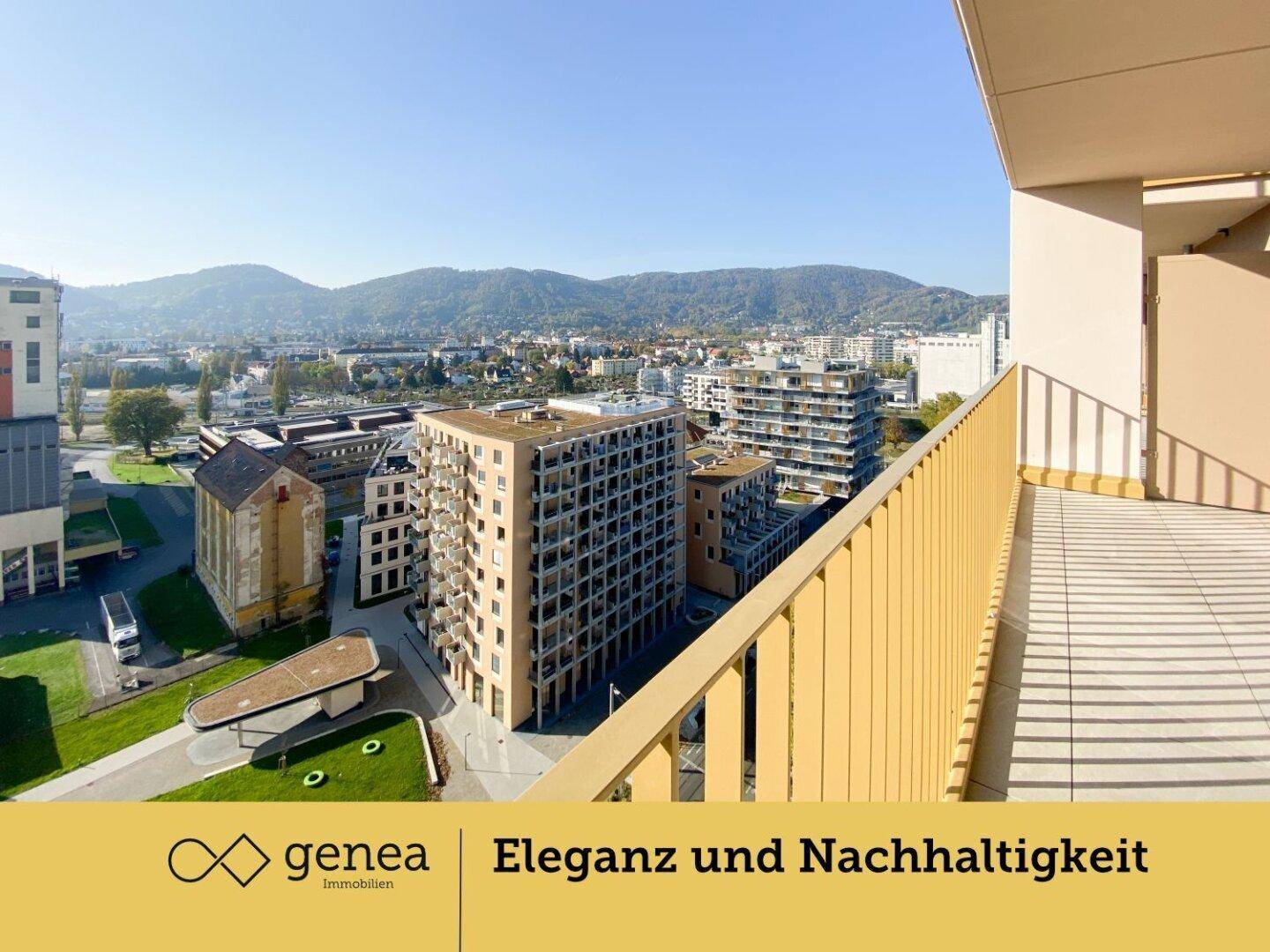 Großer Balkon mit Fliesenboden und gelbem Geländer, bietet einen beeindruckenden Panoramablick auf die Stadt und die umliegenden Berge.
