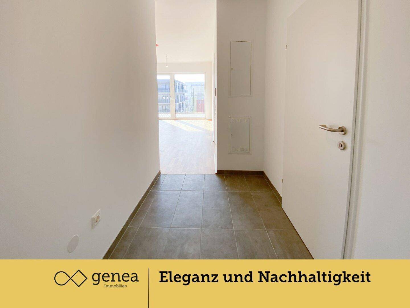 Heller Flur mit modernen Fliesen und weiß gestrichenen Wänden, führt in einen angrenzenden Wohnbereich.
