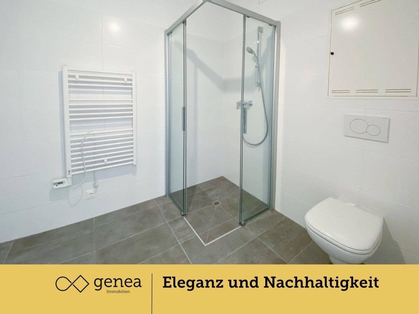 Modernes Badezimmer mit grauen Bodenfliesen, weißer Wandverkleidung, Duschkabine und Wand-WC.